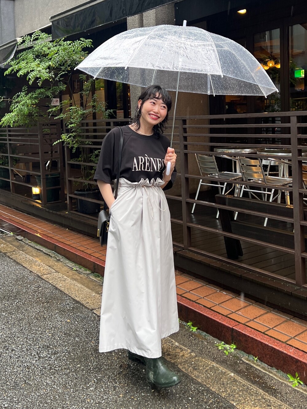 「ショップスタッフの推しボトムス、ショップスタッフのおしゃれ配色、ショップスタッフのアクティブコーデ、ショップスタッフのモノトーン、モノトーン、休日スタイル、プチプラ、ショルダーバッグ、シンプルコーデ、ミニバッグ、ビッグシルエット、お出かけコーデ、きれいめカジュアル、雨の日コーデ、レインブーツ」｜「Chez toiのラグランロゴT（Tシャツ/カットソー、ブラック系）」を使った、M a k oさん（レディース・155cm）の夏コーディネートの2枚目の写真