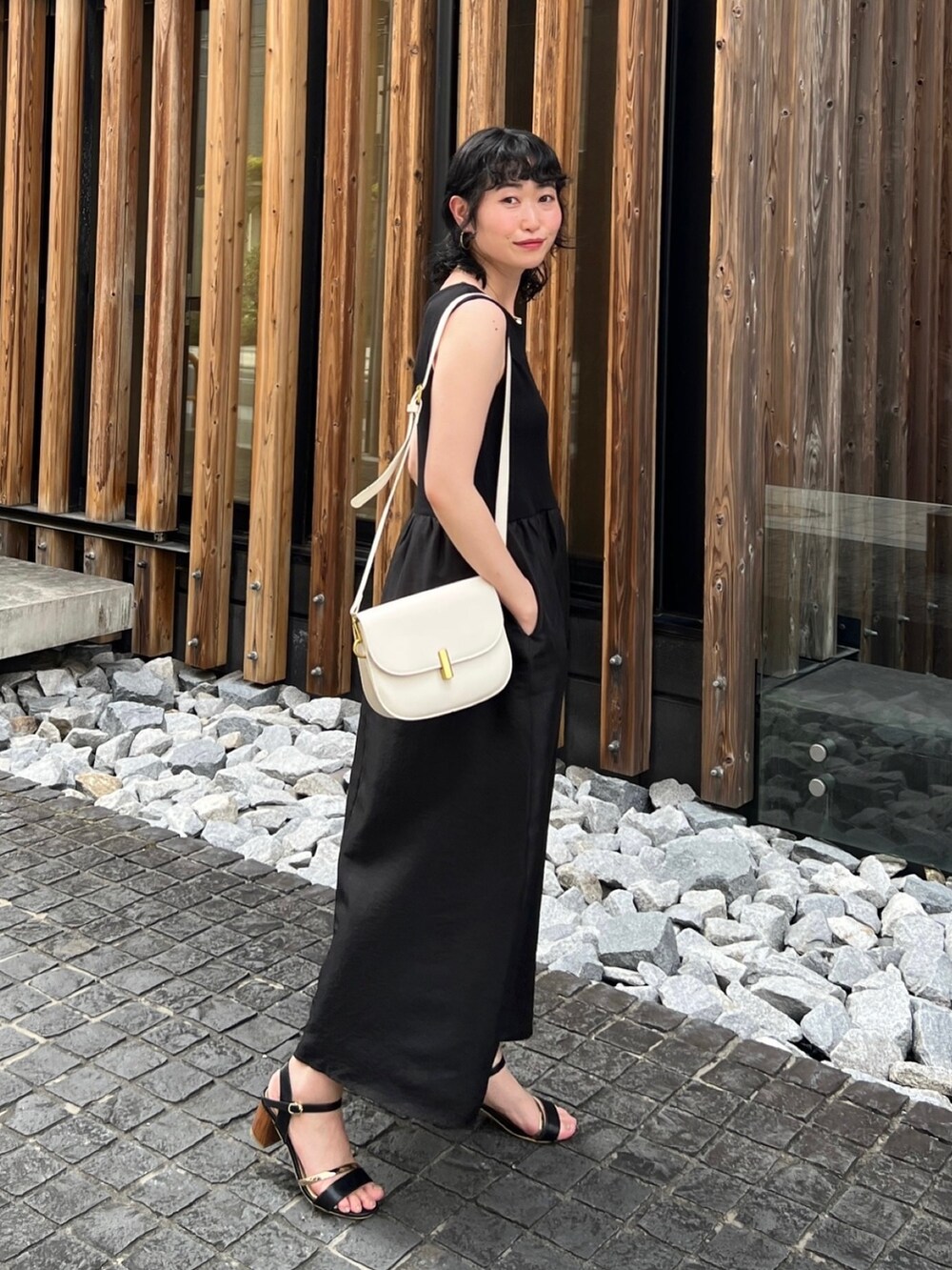 「夏セールで買いました、モノトーン、夏コーデ、休日スタイル、プチプラ、ワンピース、お出かけコーデ、オフィスカジュアル、フェススタイル」｜「Chez toiのツイードプルオーバー×カット布帛ドッキングワンピース（ワンピース、ブラック系）」を使った、M a k oさん（レディース・155cm）の夏コーディネートの2枚目の写真