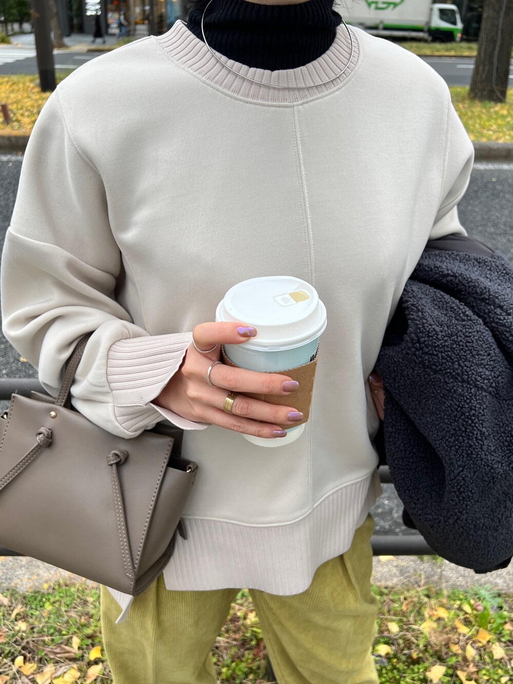 「タートルネック、モード、ボアジャケット、クリスマスに着たい服、レイヤードスタイル、マイベストコーデ2022、休日スタイル、きれいめカジュアル、お出かけコーデ、コーデュロイ、モノトーン、ビビッドカラー、私の推しブランド」｜「Chez toiのボア×ストライプキルトコート（ノーカラージャケット、グレー系）」を使った、M a k oさん（レディース・155cm）の冬コーディネートの5枚目の写真