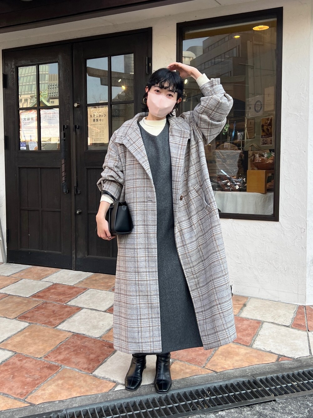 「レイヤードスタイル、きれいめカジュアル、秋冬コーデ、ビッグシルエット、ニットワンピース、プチプラ、ロングコート、冬コーデ、トートバッグ」｜「Chez toiのスタンドネックコート（その他アウター、ベージュ系）」を使った、M a k oさん（レディース・155cm）の秋コーディネートの3枚目の写真