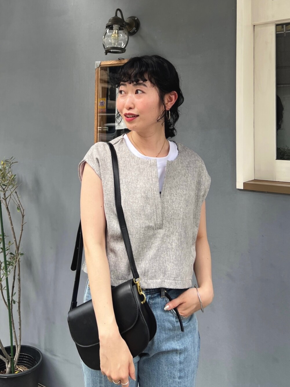 「夏だ！Tシャツ着よう！、ショルダーバッグ、モノトーン、夏コーデ、休日スタイル、デニム、プチプラ、フェススタイル、レイヤードスタイル、きれいめカジュアル、みんなの白Tフェス、夏セールで買いました」｜「Chez toiのツイードプルオーバー×カット布帛ドッキングワンピース（ワンピース、ブラック系）」を使った、M a k oさん（レディース・155cm）の夏コーディネートの3枚目の写真