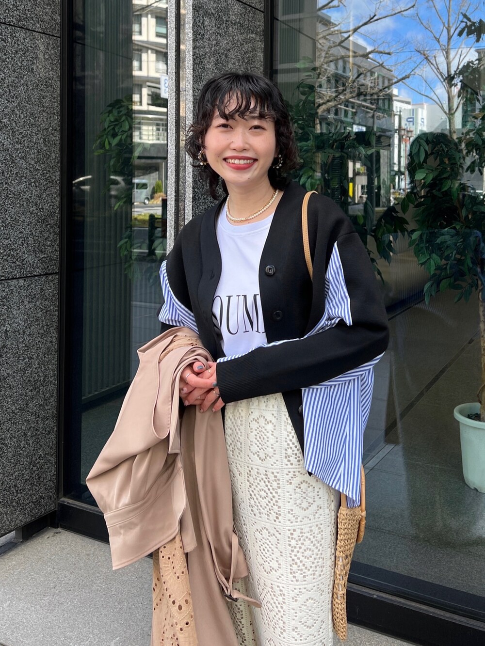 「プチプラ、春色、レイヤードスタイル、シンプルコーデ、カラーパンツ、カーディガン、淡色コーデ、きれいめカジュアル、春アウター、パステル映える春、ビッグシルエット、春コーデ、骨格ウェーブ」｜「Chez toiの軽量ニットBACKストライプカーディガン（カーディガン/ボレロ、ブラック系）」を使った、M a k oさん（レディース・155cm）の冬コーディネートの3枚目の写真