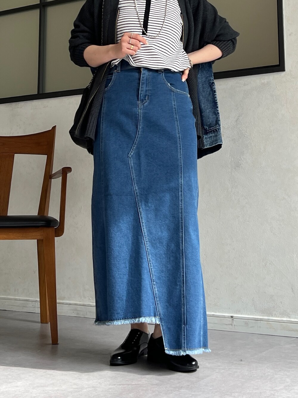 グレー系のカーディガン/ボレロ、ホワイト系のキャミソール、ブルー系のスカートを着用したレディースの冬コーディネートの6枚目の写真