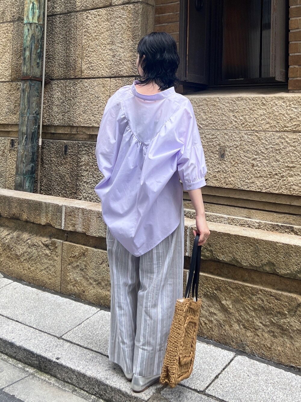「ショップスタッフの推しトップス、ショップスタッフのおしゃれ配色、ショップスタッフの推しボトムス、シャツスタイル、初夏コーデ、休日スタイル、キレイめカジュアル、プチプラ、シンプルコーデ、ビッグシルエット、淡色コーデ」｜「Chez toiのバックギャザースキッパーシャツ（シャツ/ブラウス、パープル系）」を使った、M a k oさん（レディース・155cm）の春コーディネートの4枚目の写真