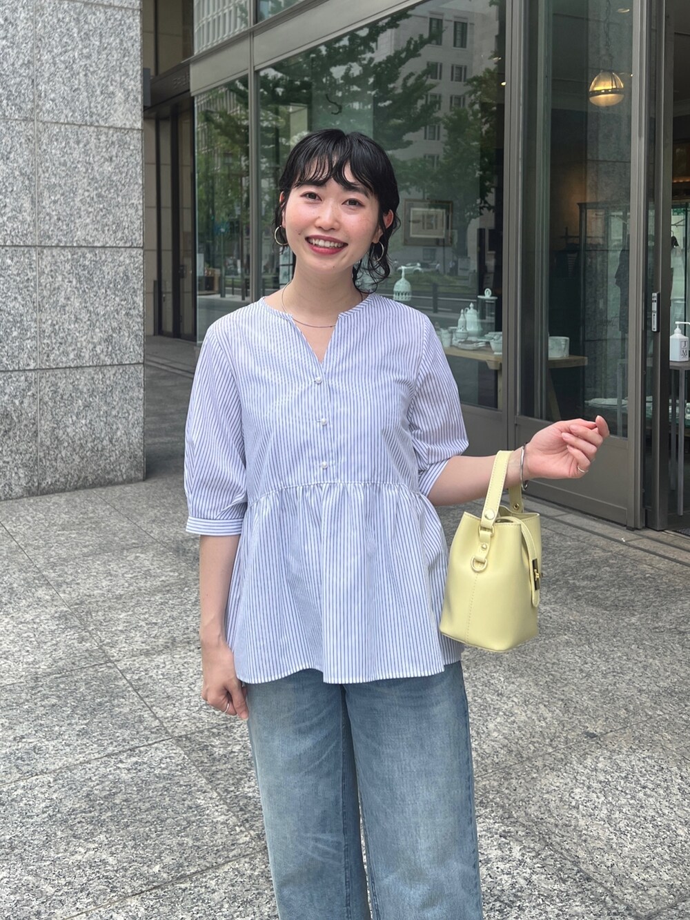 「お出かけコーデ、きれいめカジュアル、デニム、夏コーデ、休日スタイル、プチプラ、淡色コーデ、オフィスカジュアル」｜「Chez toiのパールボタンギャザー切替ブラウス（シャツ/ブラウス、ホワイト系）」を使った、M a k oさん（レディース・155cm）の夏コーディネートの2枚目の写真