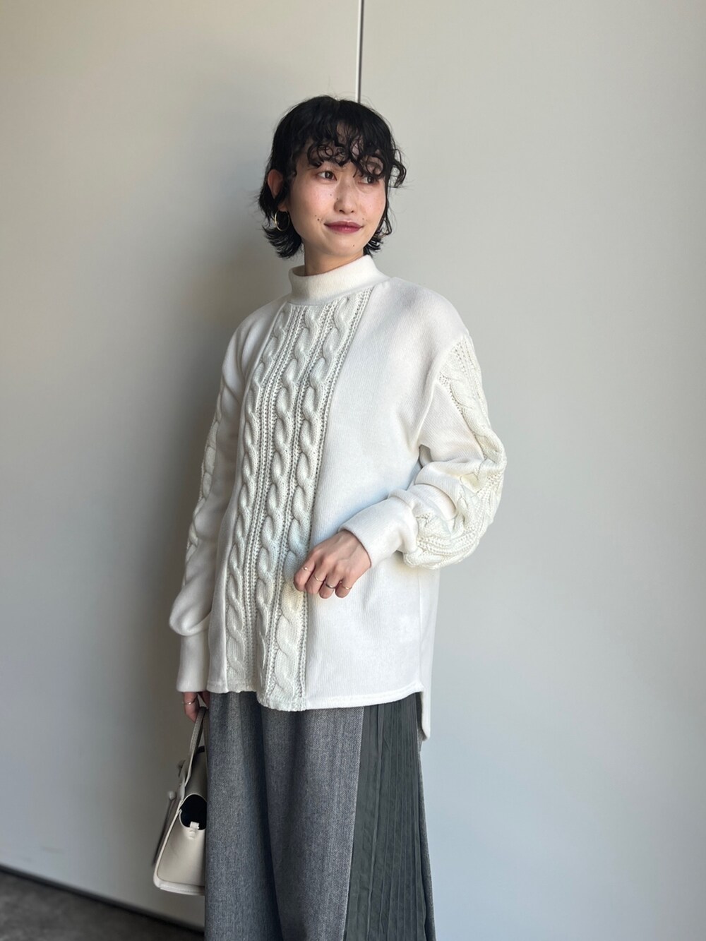 「秋冬コーデ、ビッグシルエット、プチプラ、冬コーデ、タートルネック、トートバッグ、モード、パンツスタイル、モノトーン」｜「Chez toiのケーブル×ニットソープルオーバー（Tシャツ/カットソー、ホワイト系）」を使った、M a k oさん（レディース・155cm）の秋コーディネートの3枚目の写真