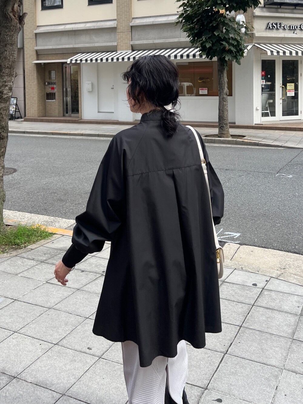 「秋服まるっと大公開、お出かけコーデ、シンプルコーデ、休日スタイル、きれいめカジュアル、モノトーン、ストリート、タイトスカート、骨格ウェーブ、シャツスタイル」｜「Croisiereのアイテム（シャツ/ブラウス、ブラック系）」を使った、M a k oさん（レディース・155cm）の秋コーディネートの2枚目の写真