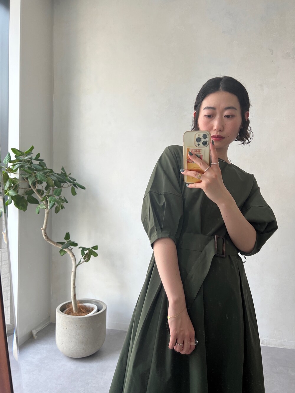 「ハンドバッグ、大人カジュアル、秋服準備はじめました、ハイウエスト、休日スタイル、ブーツ、韓国ファッション、プチプラ、きれいめカジュアル、秋先取りコーデ、秋服、オフィスカジュアル」｜「Chez toiのベルト付ランタンスリーブタフタワンピース（ワンピース、グリーン系）」を使った、M a k oさん（レディース・155cm）の秋コーディネートの3枚目の写真