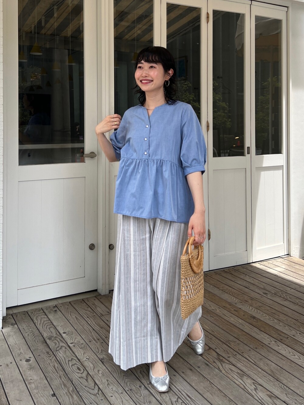 「ショップスタッフの推しトップス、ショップスタッフの推しボトムス、ショップスタッフのおしゃれ配色、このスタイルがお気に入り、シンプルコーデ、ミニバッグ、淡色コーデ、お出かけコーデ、きれいめカジュアル、リネン、ショルダーバッグ、夏コーデ、休日スタイル、骨格ウェーブ」｜「Chez toiのパールボタンギャザー切替ブラウス（シャツ/ブラウス、ブルー系）」を使った、M a k oさん（レディース・155cm）の夏コーディネートの4枚目の写真