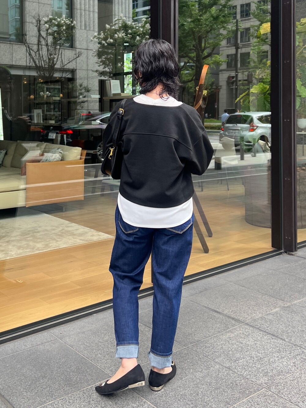 「秋服まるっと大公開、秋コーデ、お出かけコーデ、カーディガン、シンプルコーデ、休日スタイル、デニム、きれいめカジュアル、オフィスカジュアル、モノトーン、骨格ウェーブ」｜「Croisiereのアイテム（カーディガン/ボレロ、ブラック系）」を使った、M a k oさん（レディース・155cm）の秋コーディネートの4枚目の写真