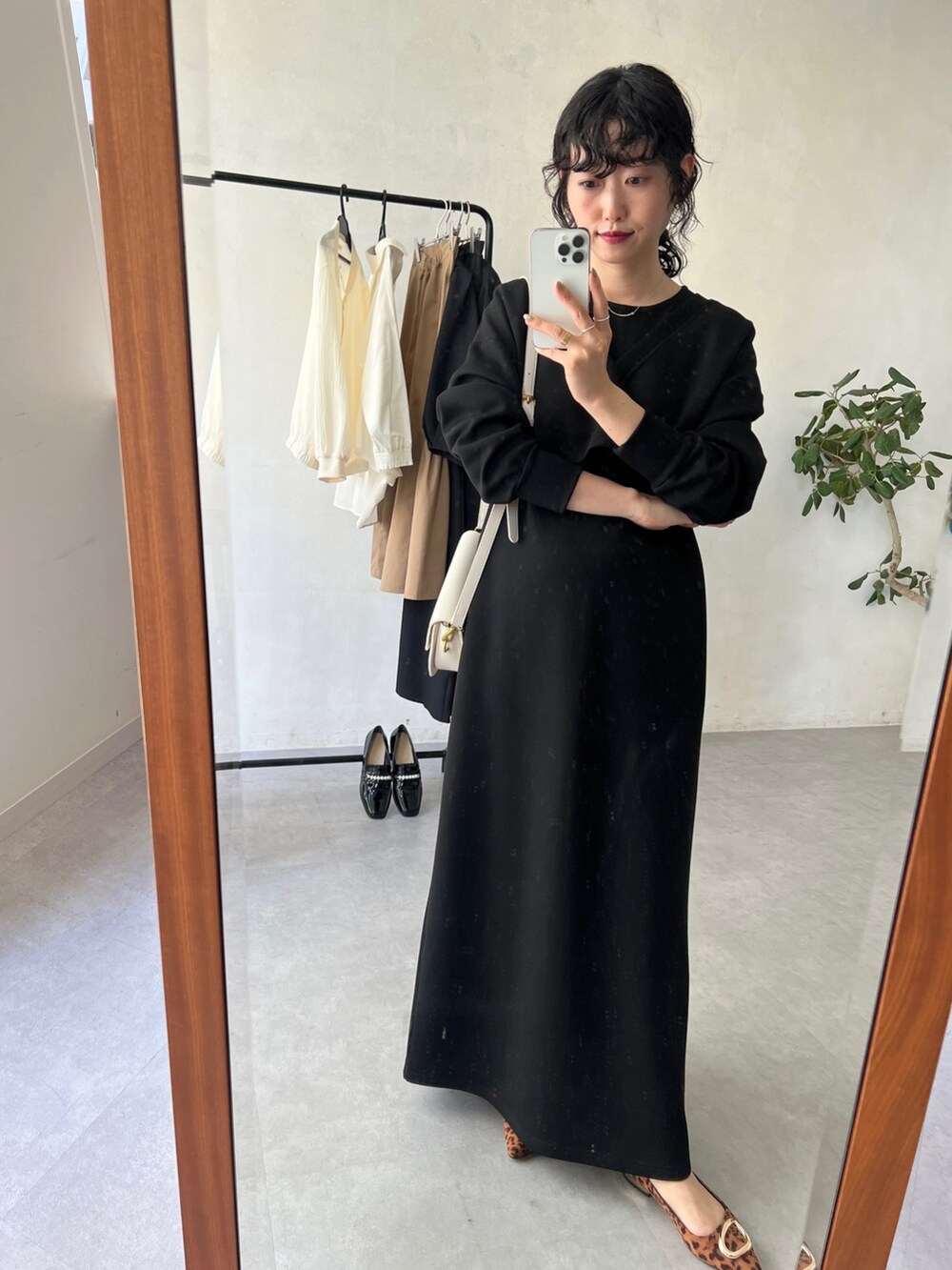 「秋服準備はじめました、ワンピース、セットアップ、レイヤードスタイル、カラー×コーデ、ブラウン、韓国ファッション、休日スタイル、きれいめカジュアル、プチプラ、モノトーン」｜「Chez toiのパールボタンアイレットカーディガン（カーディガン/ボレロ、ブラック系）」を使った、M a k oさん（レディース・155cm）の夏コーディネートの2枚目の写真