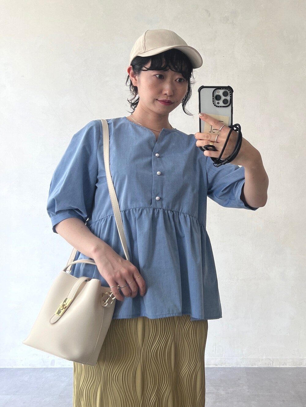 「夏コーデ、休日スタイル、プチプラ、淡色コーデ、ビッグシルエット、韓国ファッション、お出かけコーデ、キャップ、夏セールで買いました」｜「Chez toiのパールボタンギャザー切替ブラウス（シャツ/ブラウス、ブルー系）」を使った、M a k oさん（レディース・155cm）の夏コーディネートの2枚目の写真