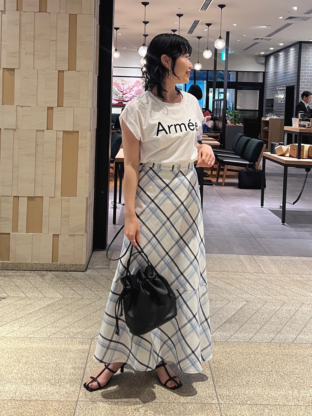 「夏だ！Tシャツ着よう！、マーメイドスカート、ショルダーバッグ、モノトーン、夏コーデ、休日スタイル、プチプラ、淡色コーデ、韓国ファッション、ロゴT、みんなの白Tフェス」｜「Chez toiの機能素材ノースリロゴプルオーバー（Tシャツ/カットソー、ホワイト系）」を使った、M a k oさん（レディース・155cm）の夏コーディネートの2枚目の写真