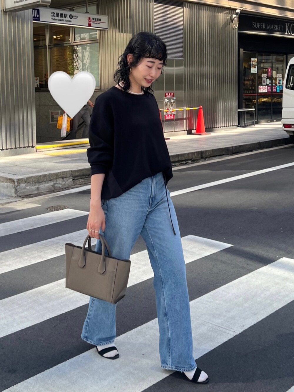 「秋服まるっと大公開、お出かけコーデ、シンプルコーデ、休日スタイル、デニム、きれいめカジュアル、ニット、ストリート、トートバッグ、スポーツミックス」｜「Croisiereのアイテム（Tシャツ/カットソー、ブラック系）」を使った、M a k oさん（レディース・155cm）の秋コーディネートの5枚目の写真