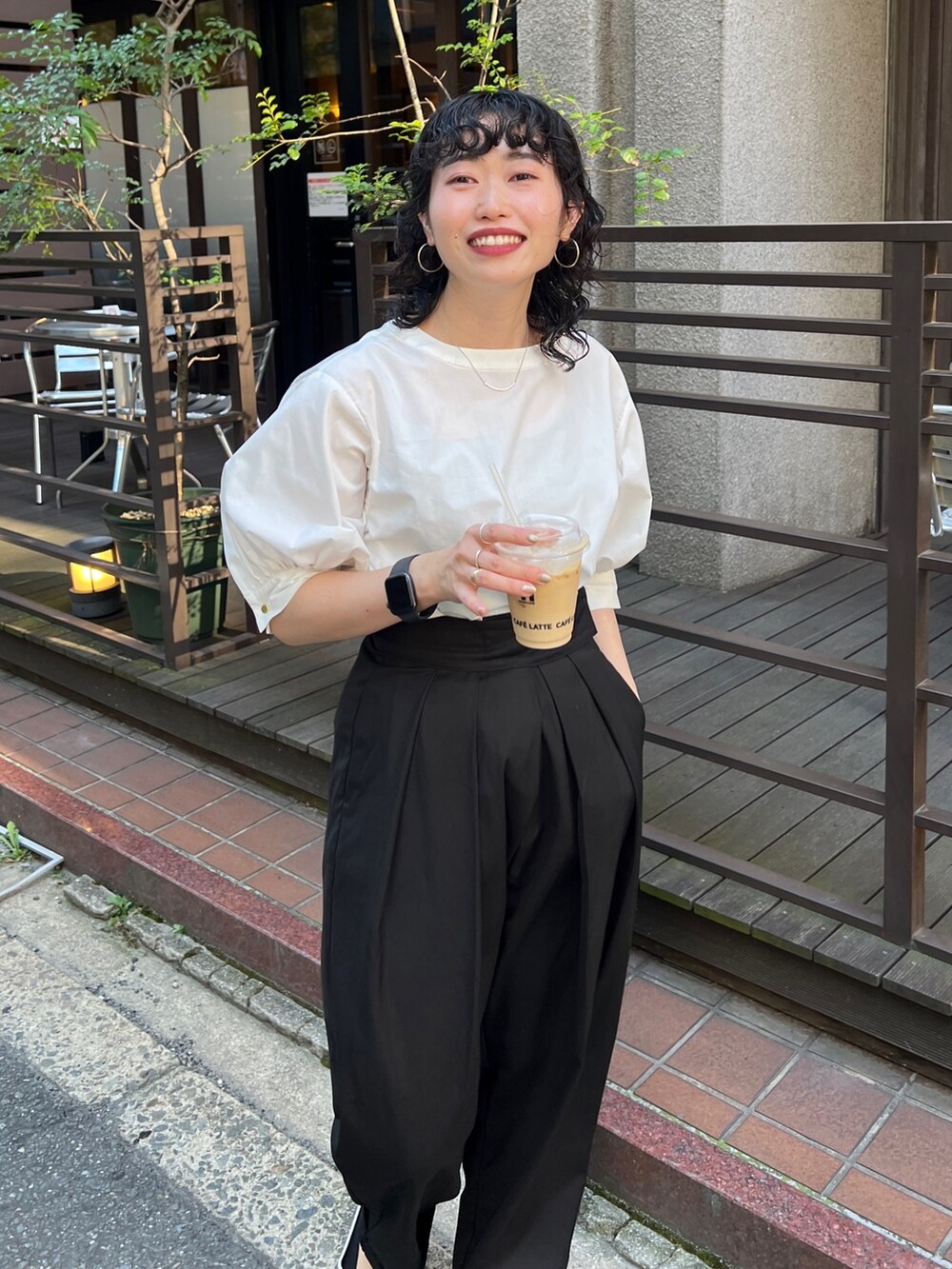 「ビッグシルエット、韓国ファッション、お出かけコーデ、オフィスカジュアル、夏セールで買いました、プチプラ、モノトーン、きれいめカジュアル、骨格ウェーブ」｜「Chez toiの袖ボリューム綿混ブラウス（シャツ/ブラウス、ホワイト系）」を使った、M a k oさん（レディース・155cm）の夏コーディネートの3枚目の写真