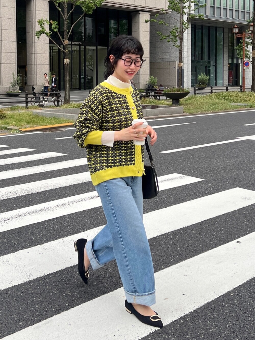 「秋服まるっと大公開、カーディガン、シンプルコーデ、メガネ女子、休日スタイル、ロンT、デニム、きれいめカジュアル、ニット、ショルダーバッグ、骨格ウェーブ、ツイード、オフィスカジュアル」｜「Croisiereのアイテム（カーディガン/ボレロ、ブルー系）」を使った、M a k oさん（レディース・155cm）の秋コーディネートの3枚目の写真