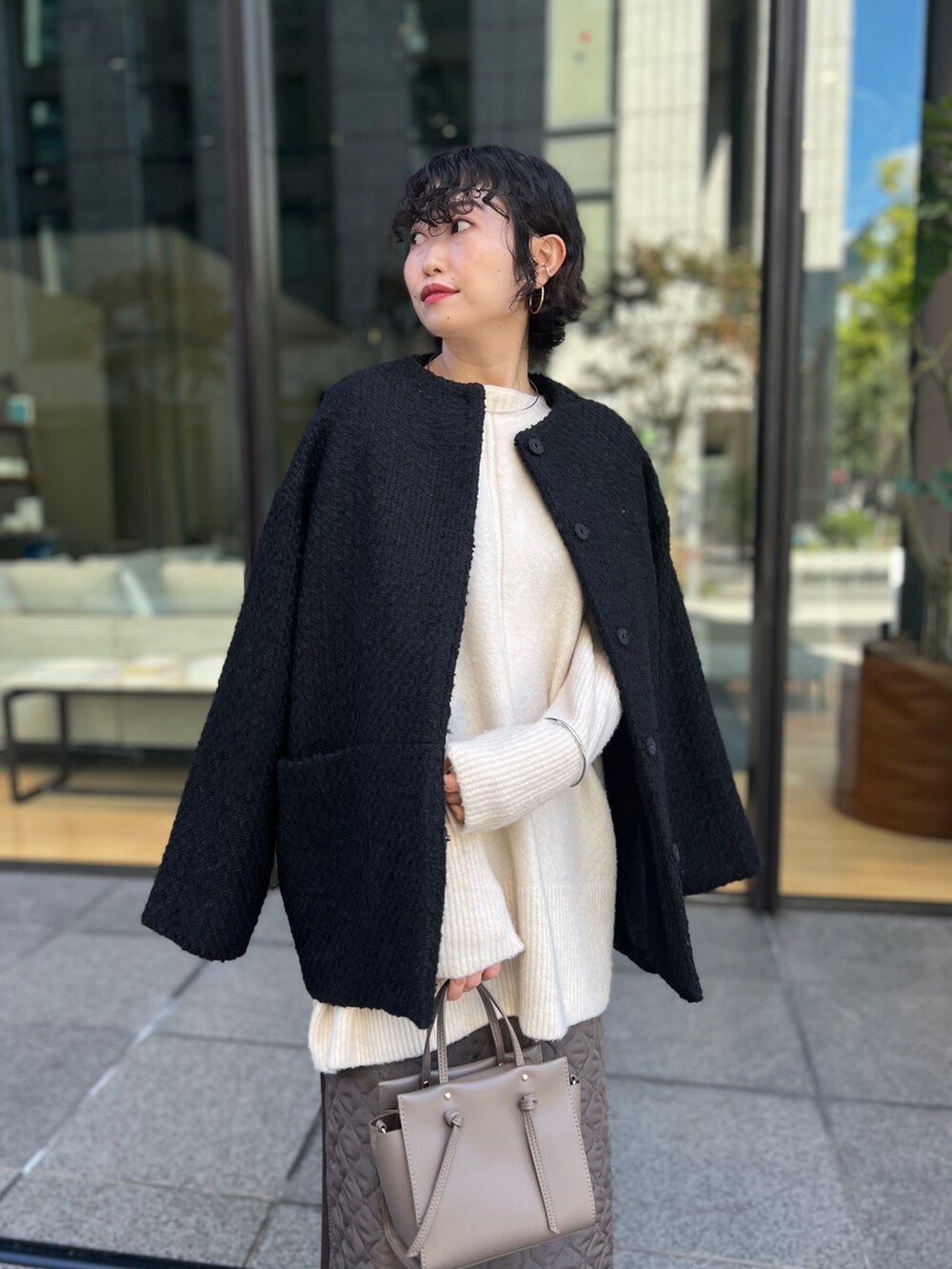 「シンプルコーデ、キルティング、グラデーション、ボストンバッグ、ニット、レイヤードスタイル、きれいめカジュアル、レザー、秋冬コーデ、プチプラ、ビッグシルエット、モノトーン、クリスマスに着たい服」｜「Chez toiのウール混ツイードミドルジャケット（ブルゾン、ブラック系）」を使った、M a k oさん（レディース・155cm）の秋コーディネートの3枚目の写真