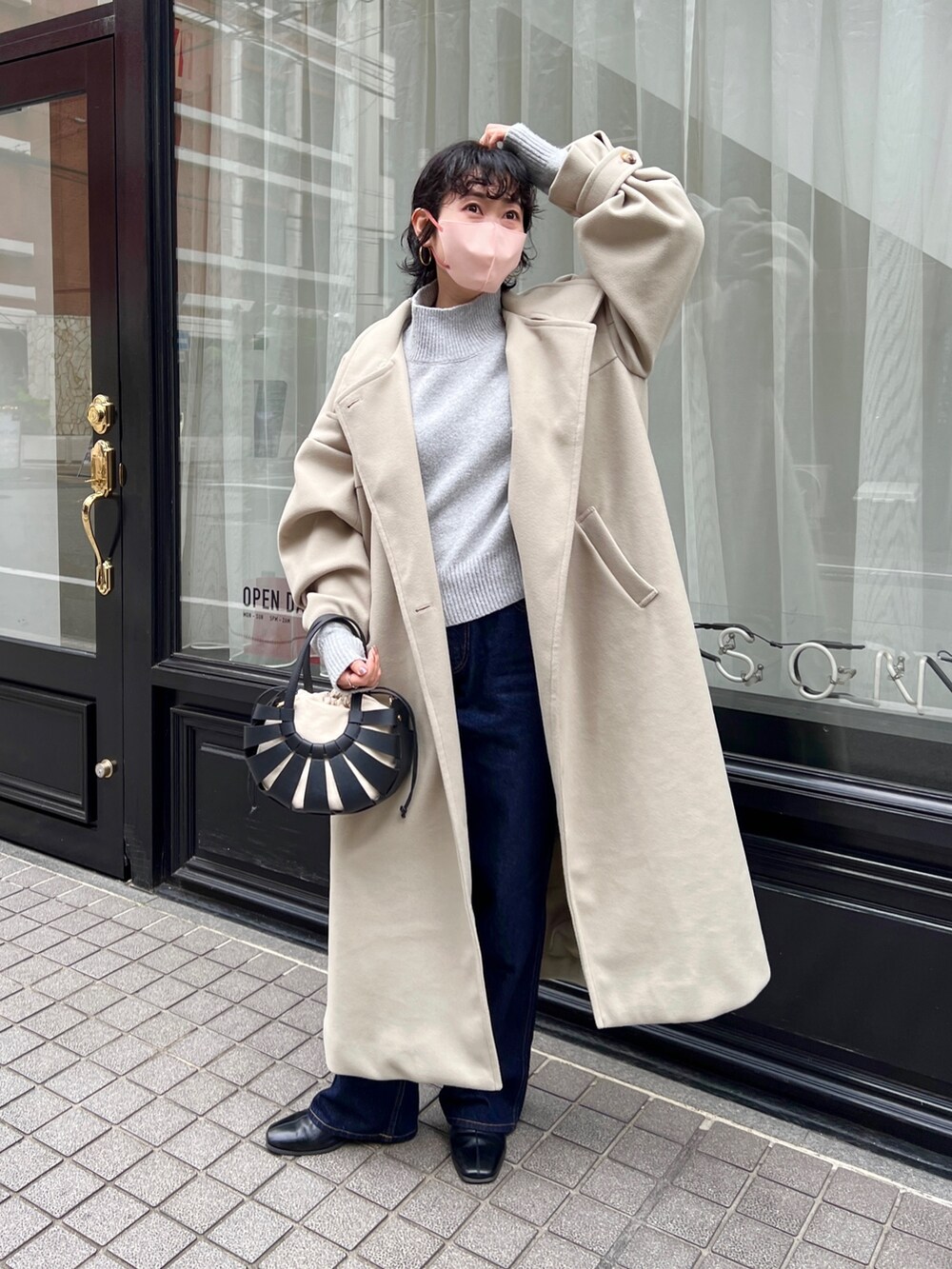 「クリスマスに着たい服、モード、レイヤードスタイル、マイベストコーデ2022、休日スタイル、チェスターコート、きれいめカジュアル、ニット、冬コーデ、ロングコート、デニム」｜「Chez toiのスタンドネックコート（その他アウター、グリーン系）」を使った、M a k oさん（レディース・155cm）の冬コーディネートの2枚目の写真