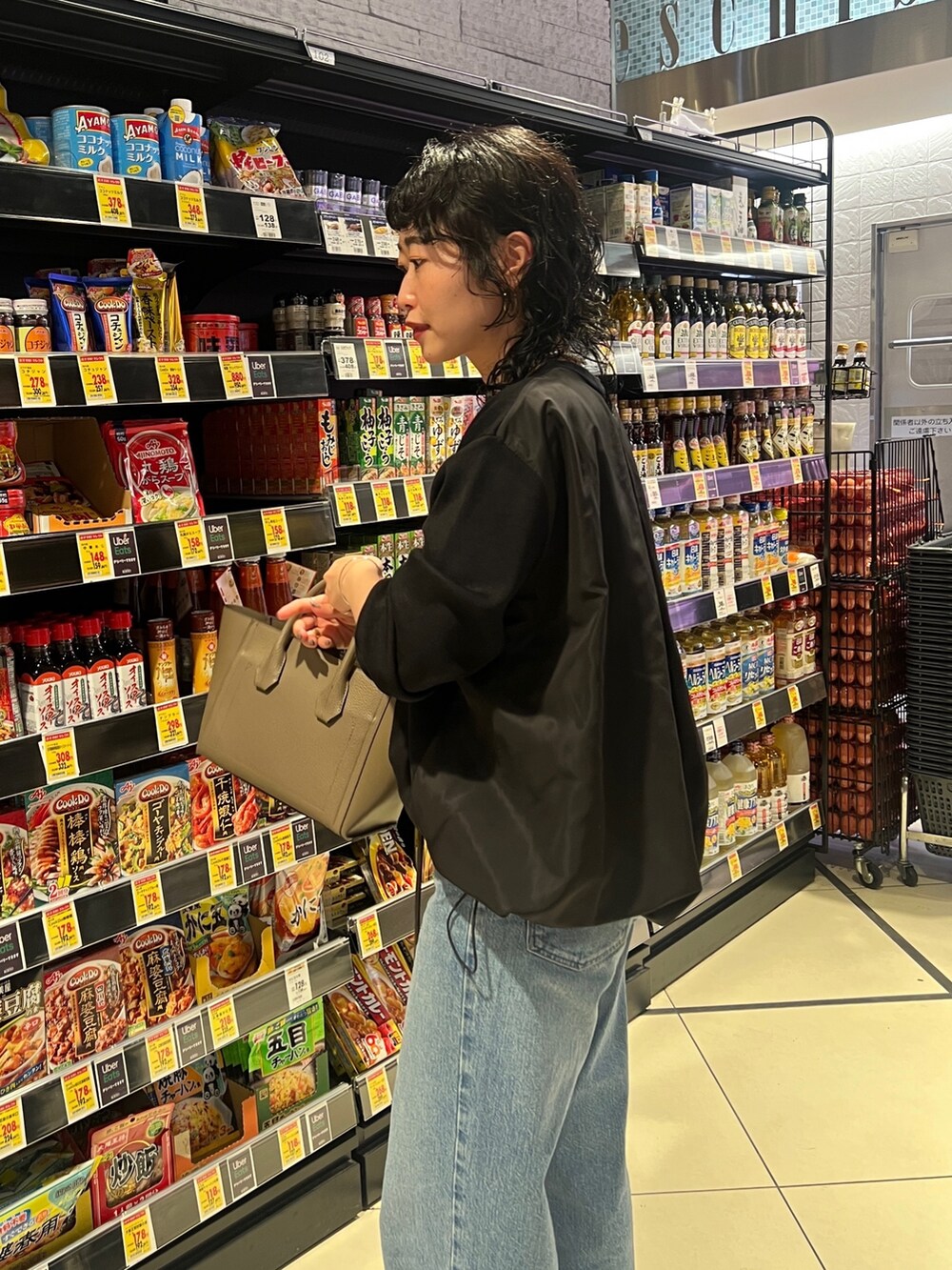 「秋服まるっと大公開、お出かけコーデ、シンプルコーデ、休日スタイル、デニム、きれいめカジュアル、ニット、ストリート、トートバッグ、スポーツミックス」｜「Croisiereのアイテム（Tシャツ/カットソー、ブラック系）」を使った、M a k oさん（レディース・155cm）の秋コーディネートの3枚目の写真