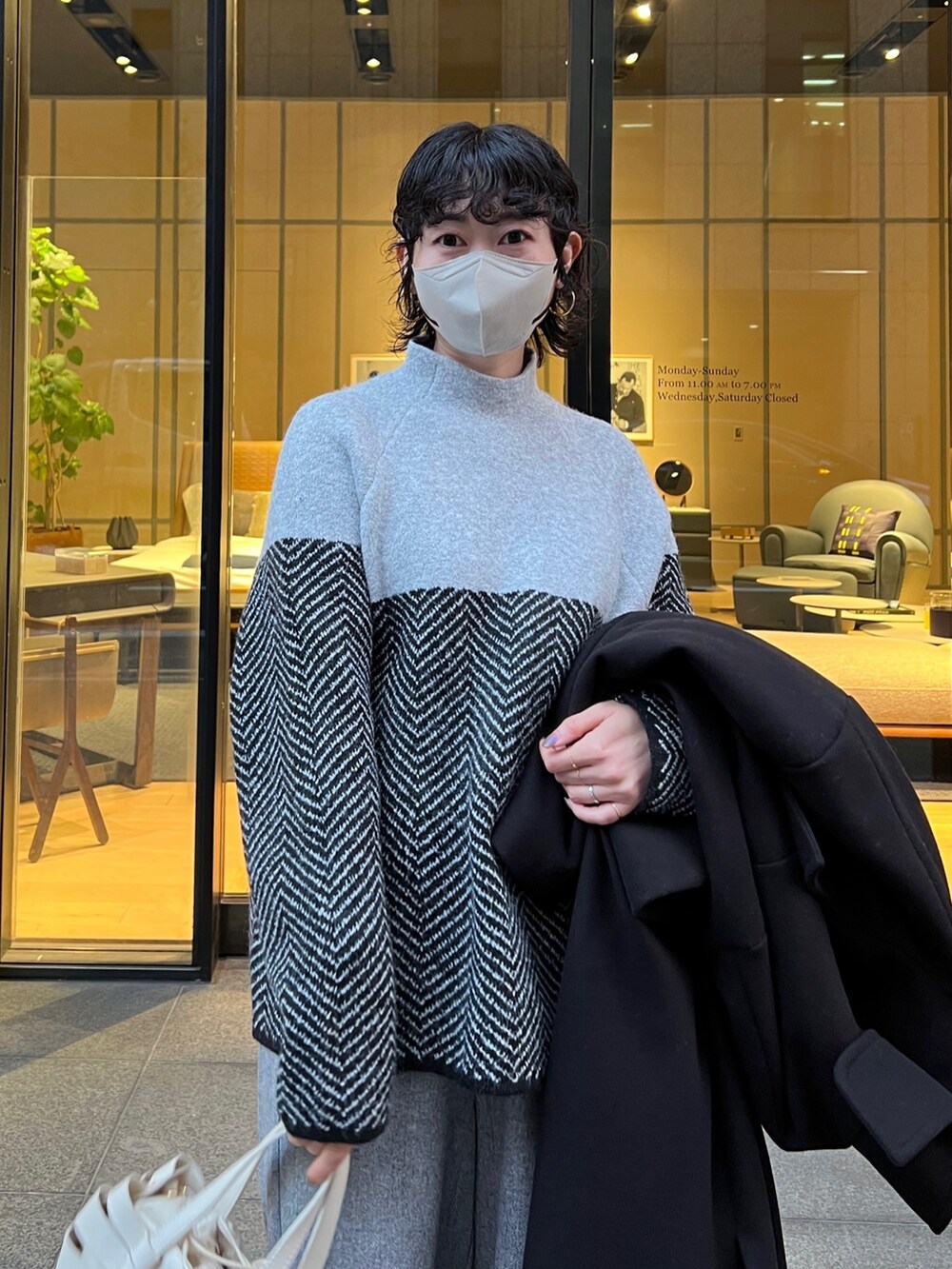 「クリスマスに着たい服、レイヤードスタイル、セットアップ、マイベストコーデ2022、休日スタイル、チェスターコート、きれいめカジュアル、ニット、冬コーデ、ロングコート、モノトーン、ワントーンコーデ」｜「Chez toiのスタンドネックコート（その他アウター、ブラック系）」を使った、M a k oさん（レディース・155cm）の冬コーディネートの4枚目の写真