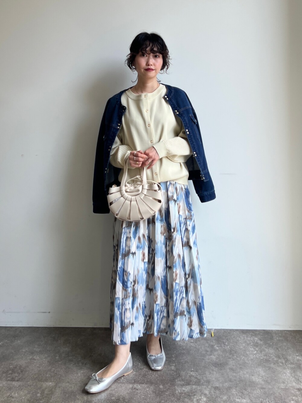 「ほめられ本命コーデ、ショルダーバッグ、ニット、ビビッドカラー、プチプラ、春コーデ、春色、ジャケット、シンプルコーデ、春アウター、きれいめカジュアル、カーディガン、淡色コーデ」｜「Chez toiのゴールドフックノーカラーGジャン（デニムジャケット、ブルー系）」を使った、M a k oさん（レディース・155cm）の冬コーディネートの2枚目の写真