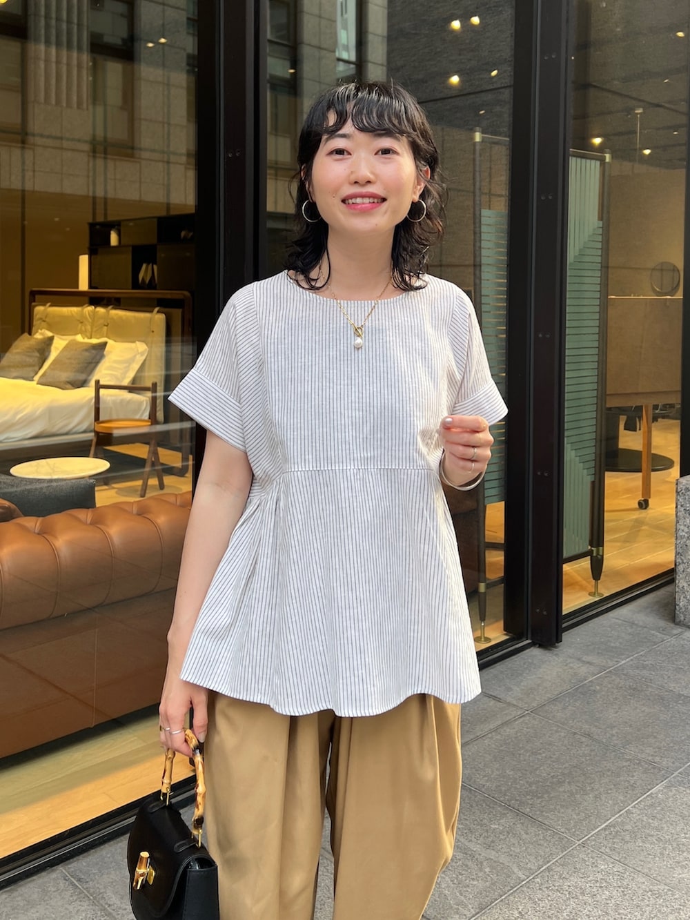 「このスタイルがお気に入り、ショップスタッフの推しトップス、ショップスタッフのおしゃれ配色、シンプルコーデ、ミニバッグ、淡色コーデ、お出かけコーデ、きれいめカジュアル、リネン、モノトーン」｜「Chez toiのサイドシャーリングフレアブラウス（シャツ/ブラウス、ホワイト系）」を使った、M a k oさん（レディース・155cm）の夏コーディネートの3枚目の写真
