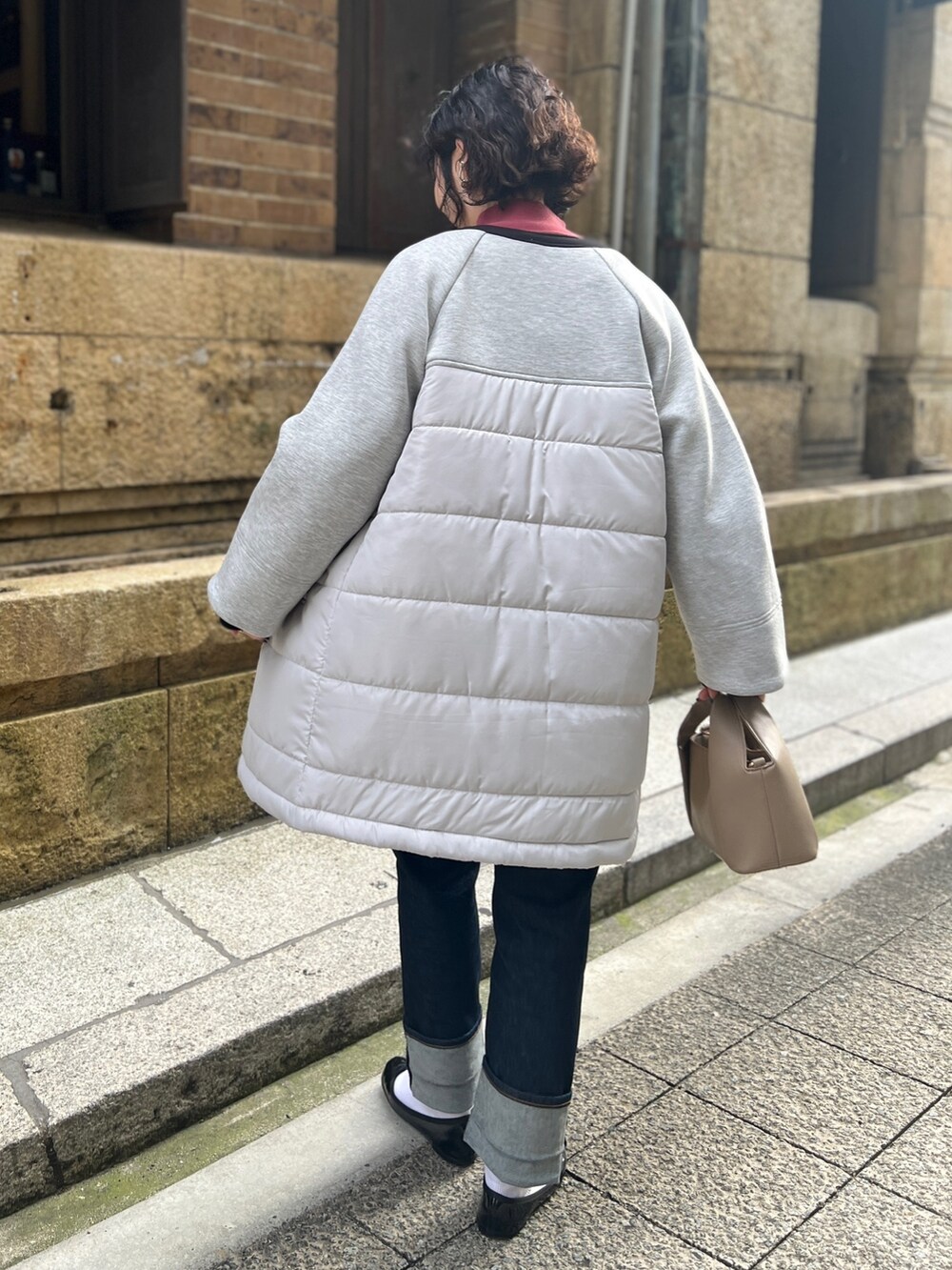 「プチプラ、ジャケットスタイル、UNIQLO、ハンドバッグ、ベージュ、レイヤードスタイル、きれいめカジュアル、モノトーン、秋コーデ」｜「Chez toiのウォッシャブル中綿×ダンボールノーカラーコート（その他アウター、グレー系）」を使った、M a k oさん（レディース・155cm）の秋コーディネートの3枚目の写真