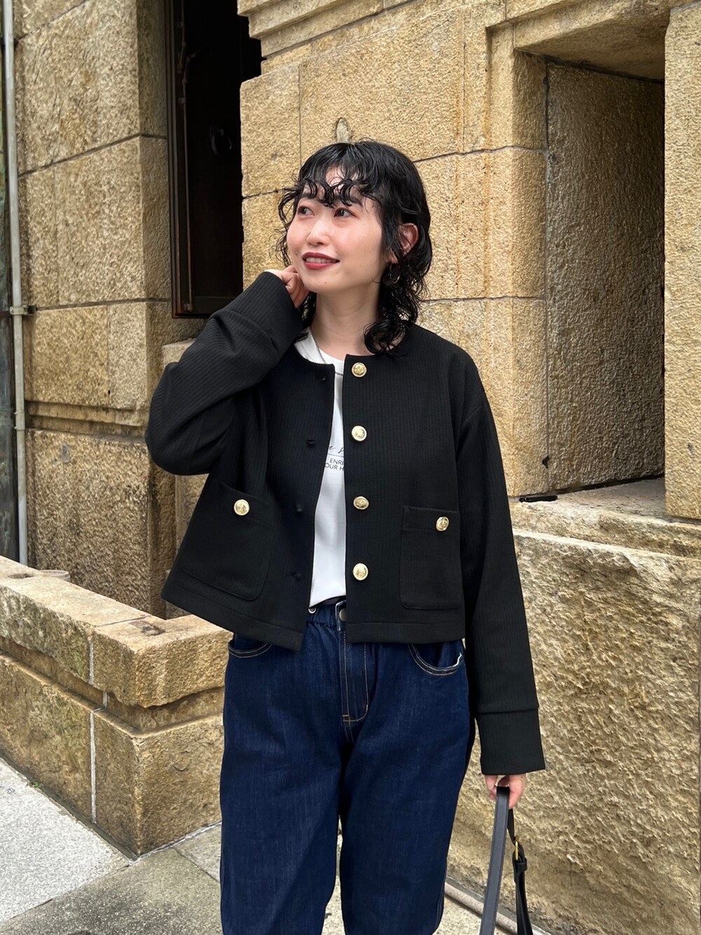 「秋服まるっと大公開、秋コーデ、お出かけコーデ、カーディガン、シンプルコーデ、休日スタイル、デニム、きれいめカジュアル、オフィスカジュアル、モノトーン、骨格ウェーブ」｜「Croisiereのアイテム（カーディガン/ボレロ、ブラック系）」を使った、M a k oさん（レディース・155cm）の秋コーディネートの3枚目の写真