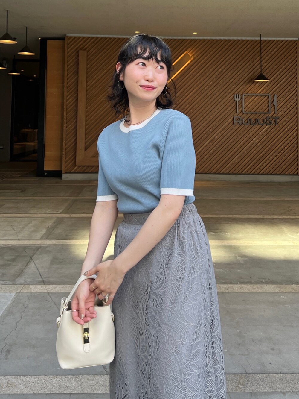 「夏コーデ、休日スタイル、プチプラ、淡色コーデ、お出かけコーデ、オフィスカジュアル、夏セールで買いました、きれいめカジュアル、レーススカート」｜「Chez toiのゴールド金具ショルダーBAG（ショルダーバッグ、ホワイト系）」を使った、M a k oさん（レディース・155cm）の夏コーディネートの2枚目の写真