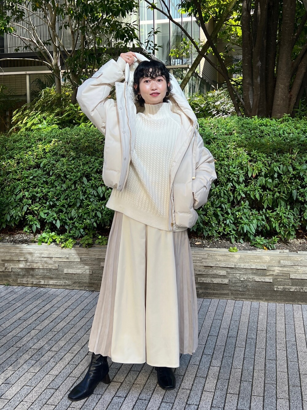 「ニット、レイヤードスタイル、きれいめカジュアル、秋冬コーデ、ビッグシルエット、プチプラ、冬コーデ、ダウンジャケット、ワントーンコーデ、プリーツスカート、タートルネック、ホワイトコーデ、クリスマスに着たい服」｜「Chez toiのヒートボンディングショートダウン（ダウンジャケット/コート、ホワイト系）」を使った、M a k oさん（レディース・155cm）の秋コーディネートの2枚目の写真