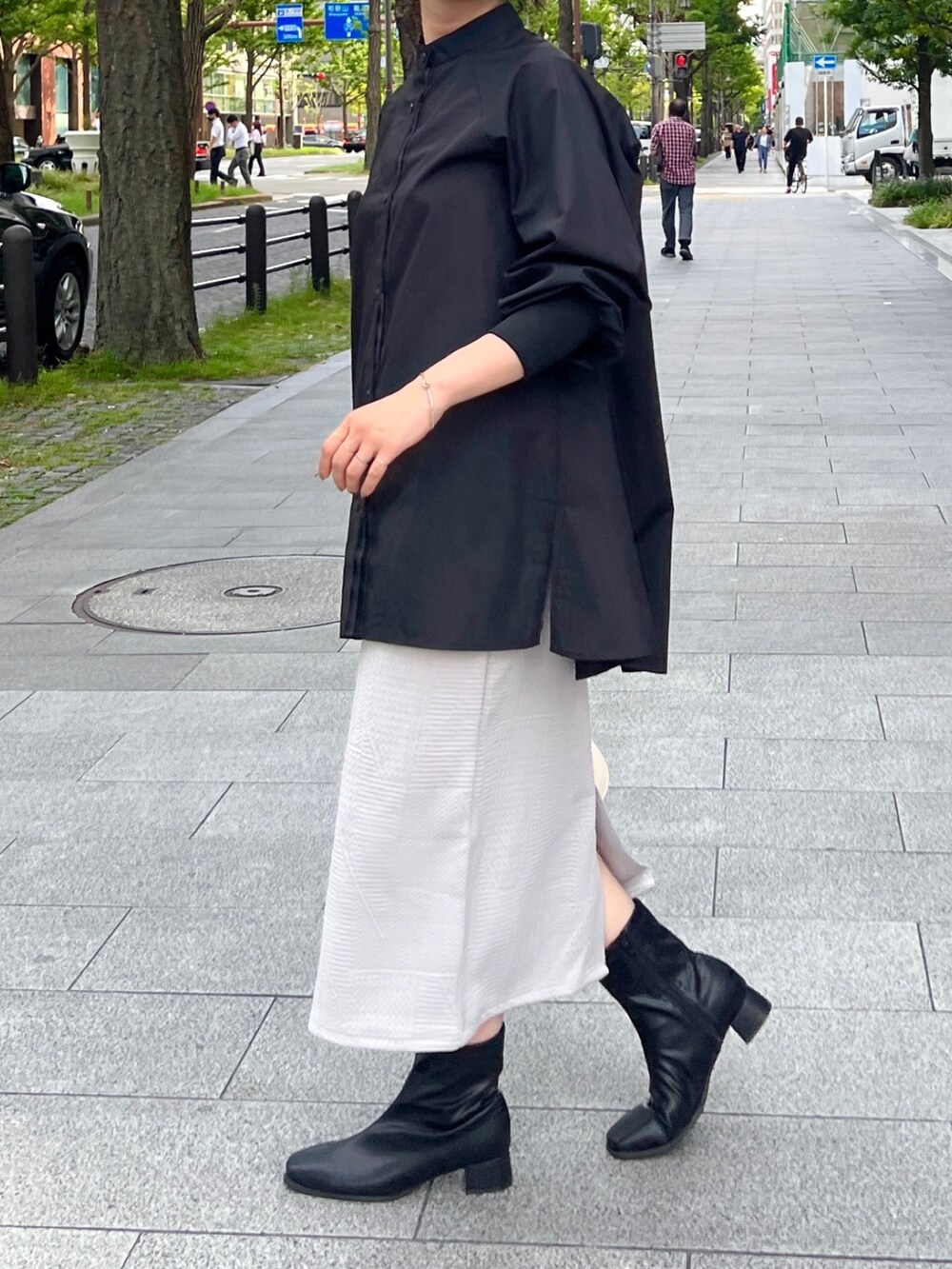 「秋服まるっと大公開、お出かけコーデ、シンプルコーデ、休日スタイル、きれいめカジュアル、モノトーン、ストリート、タイトスカート、骨格ウェーブ、シャツスタイル」｜「Croisiereのアイテム（シャツ/ブラウス、ブラック系）」を使った、M a k oさん（レディース・155cm）の秋コーディネートの3枚目の写真