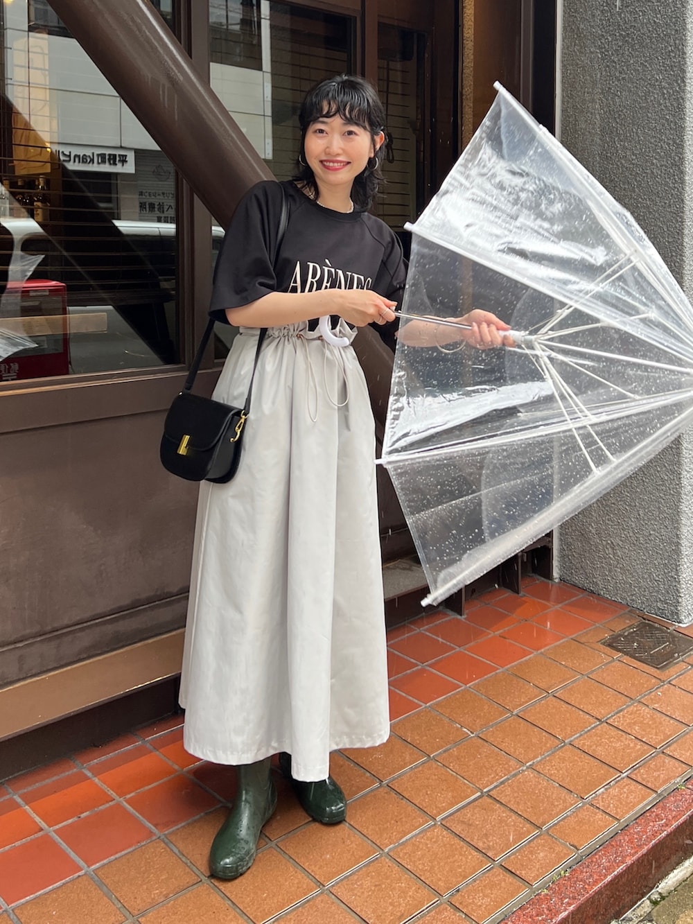 「ショップスタッフの推しボトムス、ショップスタッフのおしゃれ配色、ショップスタッフのアクティブコーデ、ショップスタッフのモノトーン、モノトーン、休日スタイル、プチプラ、ショルダーバッグ、シンプルコーデ、ミニバッグ、ビッグシルエット、お出かけコーデ、きれいめカジュアル、雨の日コーデ、レインブーツ」｜「Chez toiのラグランロゴT（Tシャツ/カットソー、ブラック系）」を使った、M a k oさん（レディース・155cm）の夏コーディネートの3枚目の写真