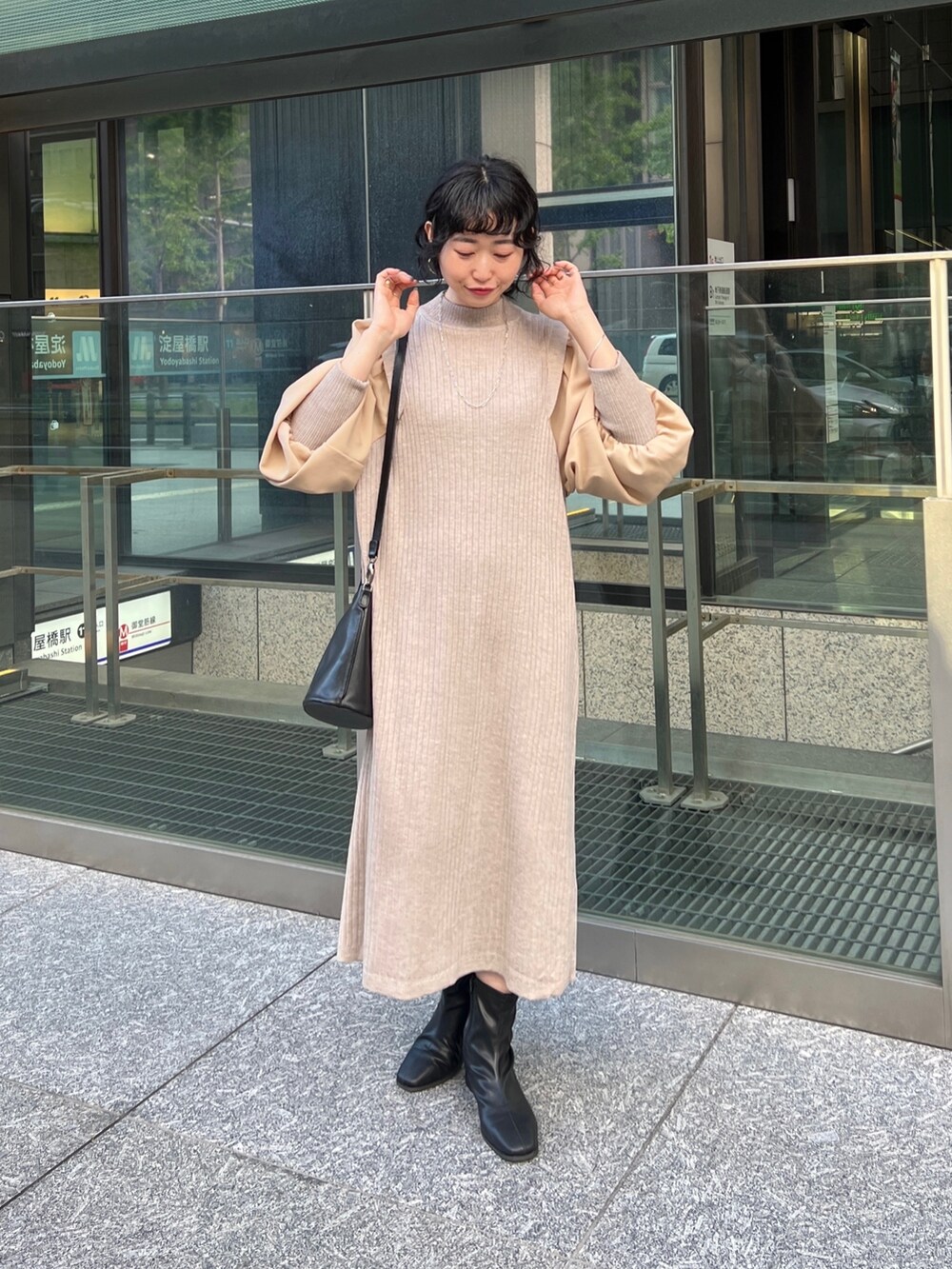 「ワンピース、シンプルコーデ、休日スタイル、きれいめカジュアル、ニット、淡色コーデ、ビッグシルエット、ニットワンピース、お呼ばれスタイル、オフィスカジュアル」｜「Croisiereのアイテム（ワンピース、ベージュ系）」を使った、M a k oさん（レディース・155cm）の秋コーディネートの2枚目の写真