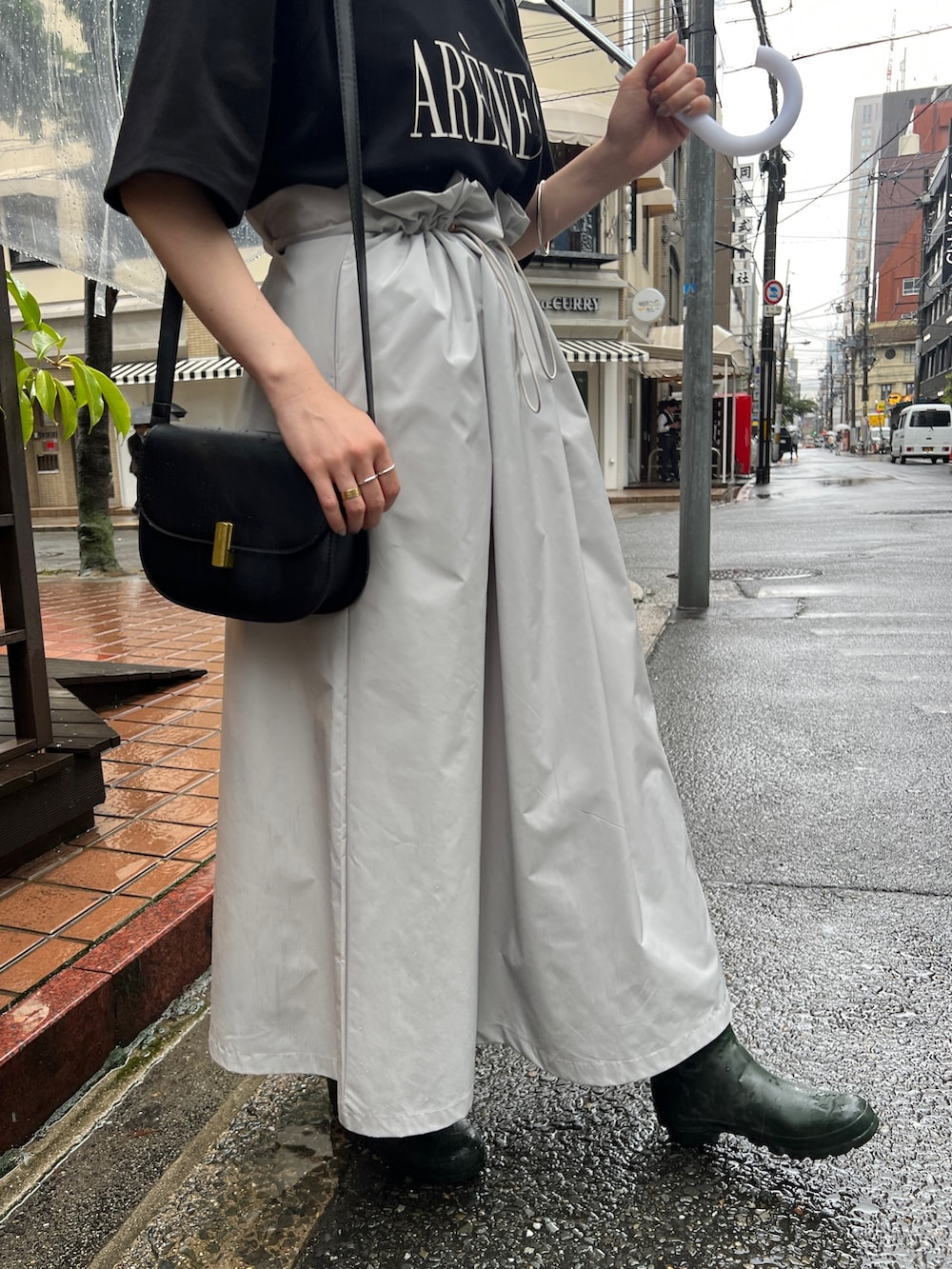 「ショップスタッフの推しボトムス、ショップスタッフのおしゃれ配色、ショップスタッフのアクティブコーデ、ショップスタッフのモノトーン、モノトーン、休日スタイル、プチプラ、ショルダーバッグ、シンプルコーデ、ミニバッグ、ビッグシルエット、お出かけコーデ、きれいめカジュアル、雨の日コーデ、レインブーツ」｜「Chez toiのラグランロゴT（Tシャツ/カットソー、ブラック系）」を使った、M a k oさん（レディース・155cm）の夏コーディネートの4枚目の写真