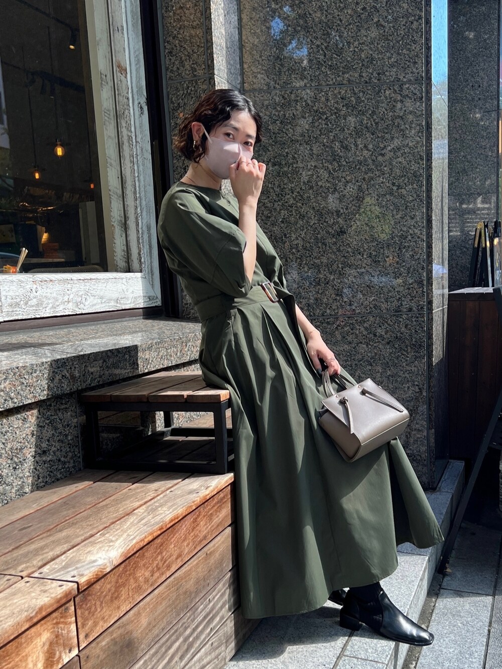 「ハンドバッグ、大人カジュアル、秋服準備はじめました、ハイウエスト、休日スタイル、ブーツ、韓国ファッション、プチプラ、きれいめカジュアル、秋先取りコーデ、秋服、オフィスカジュアル」｜「Chez toiのベルト付ランタンスリーブタフタワンピース（ワンピース、グリーン系）」を使った、M a k oさん（レディース・155cm）の秋コーディネートの2枚目の写真