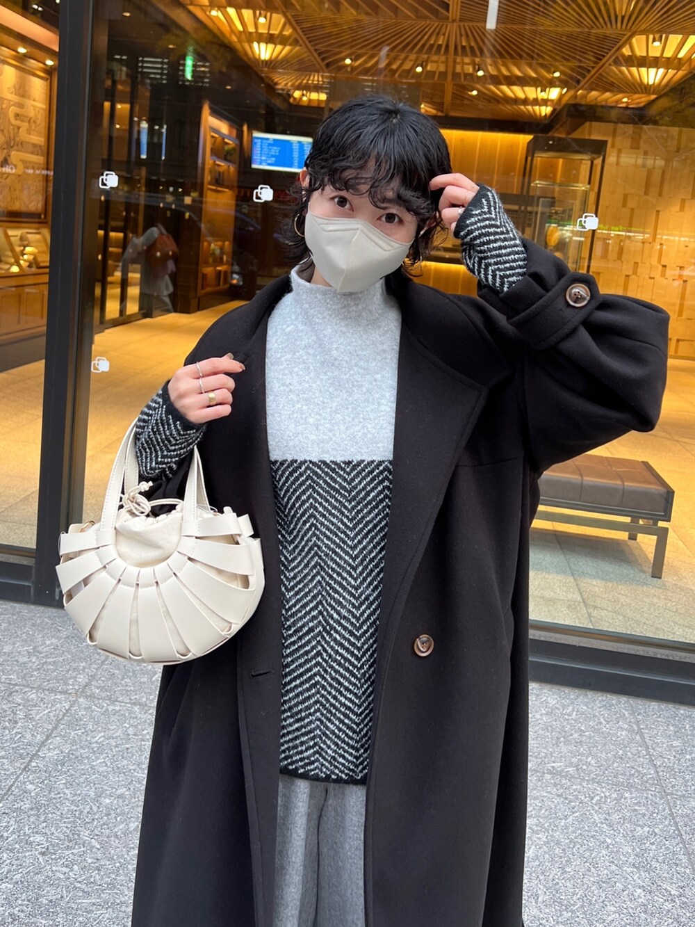 「クリスマスに着たい服、レイヤードスタイル、セットアップ、マイベストコーデ2022、休日スタイル、チェスターコート、きれいめカジュアル、ニット、冬コーデ、ロングコート、モノトーン、ワントーンコーデ」｜「Chez toiのスタンドネックコート（その他アウター、ブラック系）」を使った、M a k oさん（レディース・155cm）の冬コーディネートの3枚目の写真