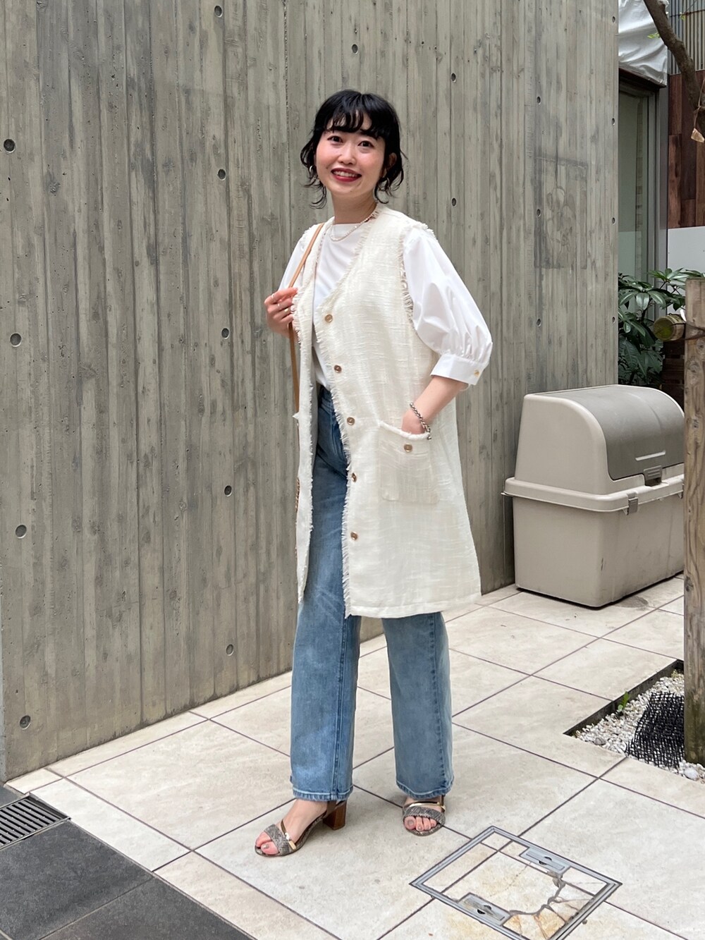 「ショップスタッフの好印象コーデ、休日スタイル、モノトーン、ベスト、春コーデ、オフィスカジュアル、ショルダーバッグ、ボリューム袖、モード、シャツスタイル、レイヤードスタイル、シンプルコーデ」｜「Chez toiのツイードミドル丈ジレコート（その他アウター、ホワイト系）」を使った、M a k oさん（レディース・155cm）の春コーディネートの2枚目の写真