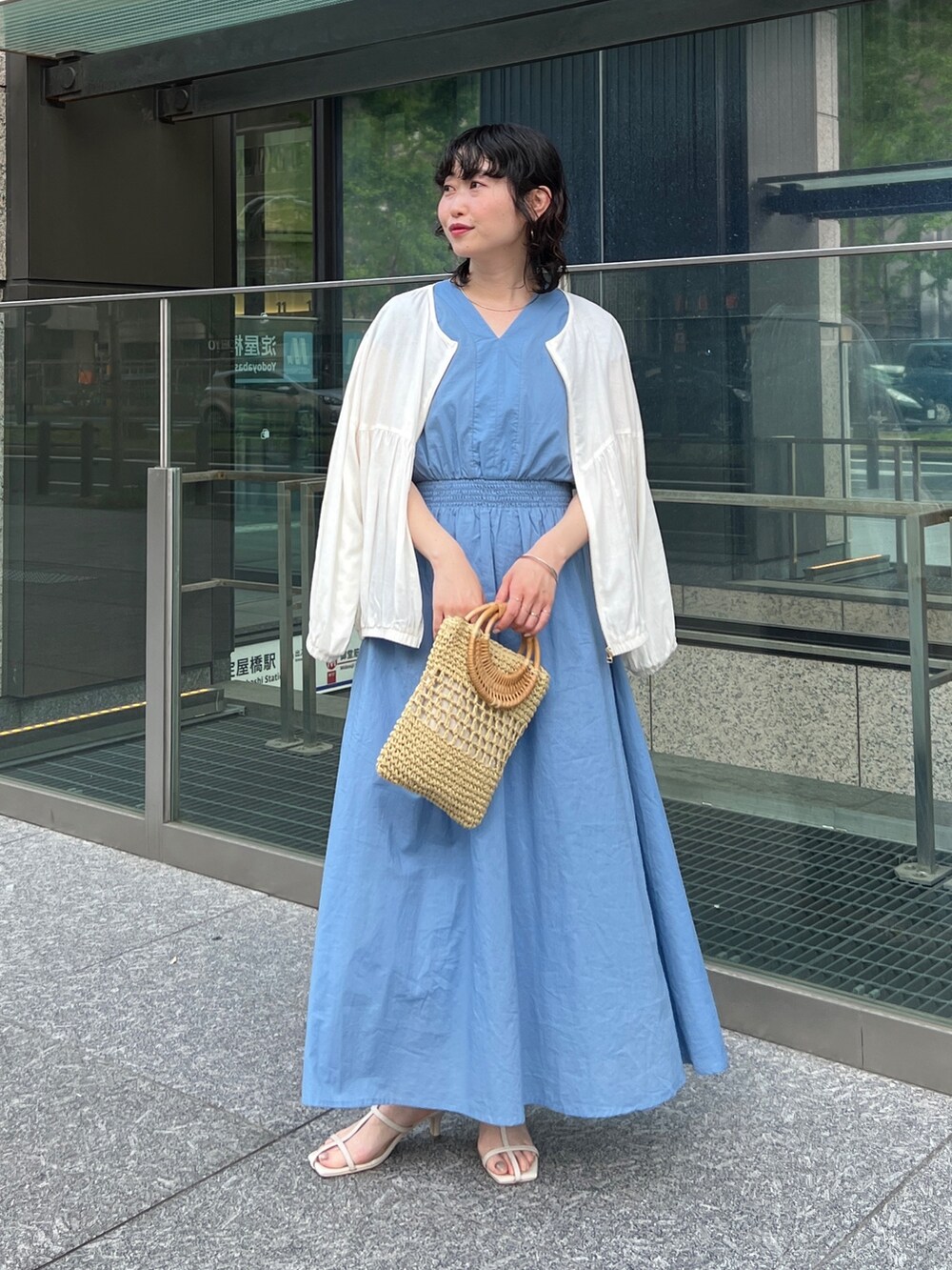 「ショップスタッフの推しワンピ、ショップスタッフのおしゃれ配色、ショップスタッフのスタイルアップ術、シンプルコーデ、プチプラ、淡色コーデ、休日スタイル、オフィスカジュアル、春夏コーデ、初夏コーデ、ロングワンピース」｜「Chez toiのレーヨンリネン切替ギャザーブルゾン（ブルゾン、ホワイト系）」を使った、M a k oさん（レディース・155cm）の春コーディネートの3枚目の写真