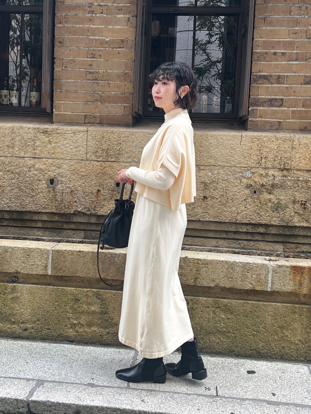 「プチプラ、ハンドバッグ、ワントーンコーデ、ベージュ、レイヤードスタイル、きれいめカジュアル、ロングワンピース、秋コーデ、秋服コーデ、大人女子、ラクチンコーデ、大人カジュアル」｜「Chez toiのケーププルオーバー×リブワンピースニットアップ（ワンピース、ホワイト系）」を使った、M a k oさん（レディース・155cm）の秋コーディネートの3枚目の写真