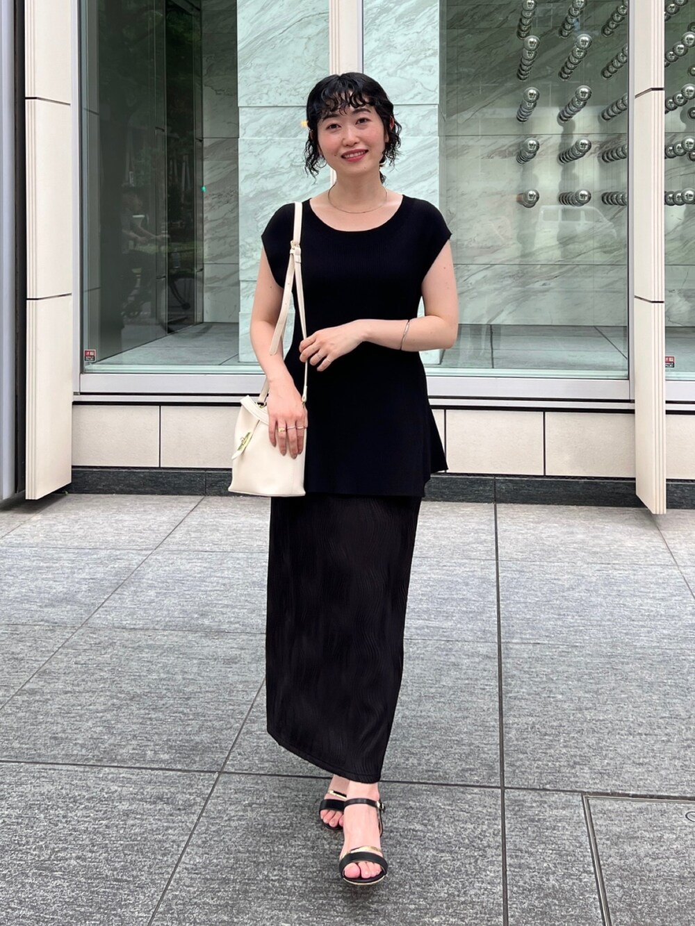 「休日スタイル、プチプラ、ビッグシルエット、韓国ファッション、お出かけコーデ、オフィスカジュアル、夏セールで買いました、モノトーン、骨格ウェーブ、きれいめカジュアル、ショルダーバッグ」｜「Chez toiのペプラムフレンチスリーブプルオーバー（ニット/セーター、ブラック系）」を使った、M a k oさん（レディース・155cm）の夏コーディネートの3枚目の写真
