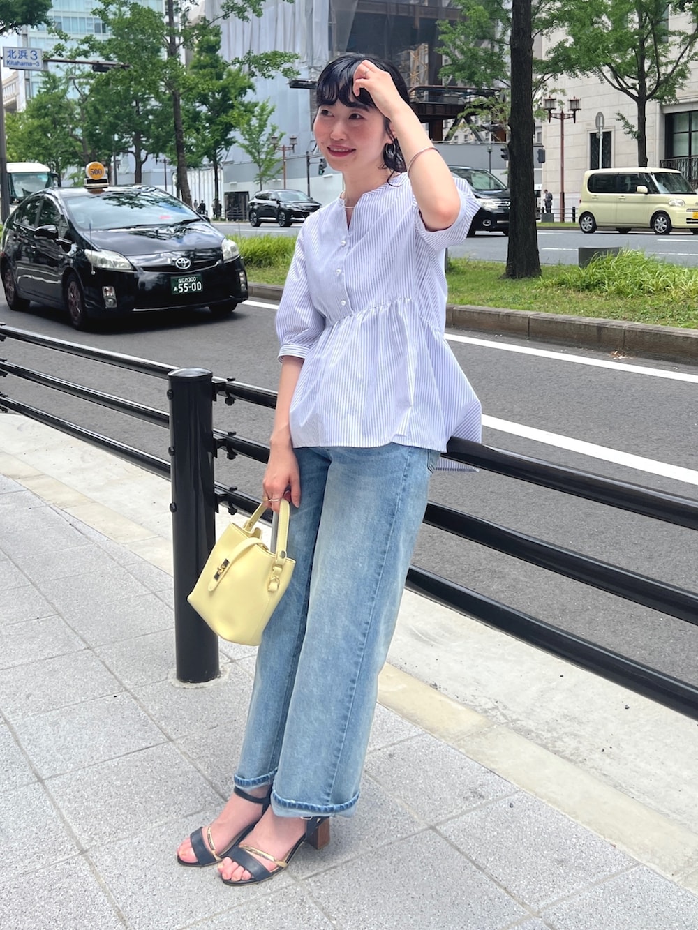 「お出かけコーデ、きれいめカジュアル、デニム、夏コーデ、休日スタイル、プチプラ、淡色コーデ、オフィスカジュアル」｜「Chez toiのパールボタンギャザー切替ブラウス（シャツ/ブラウス、ホワイト系）」を使った、M a k oさん（レディース・155cm）の夏コーディネートの3枚目の写真