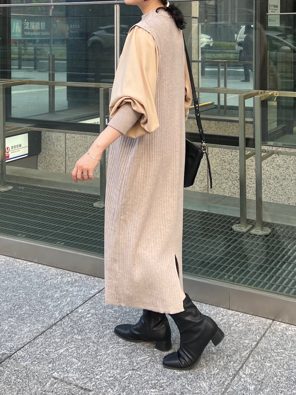 「ワンピース、シンプルコーデ、休日スタイル、きれいめカジュアル、ニット、淡色コーデ、ビッグシルエット、ニットワンピース、お呼ばれスタイル、オフィスカジュアル」｜「Croisiereのアイテム（ワンピース、ベージュ系）」を使った、M a k oさん（レディース・155cm）の秋コーディネートの3枚目の写真