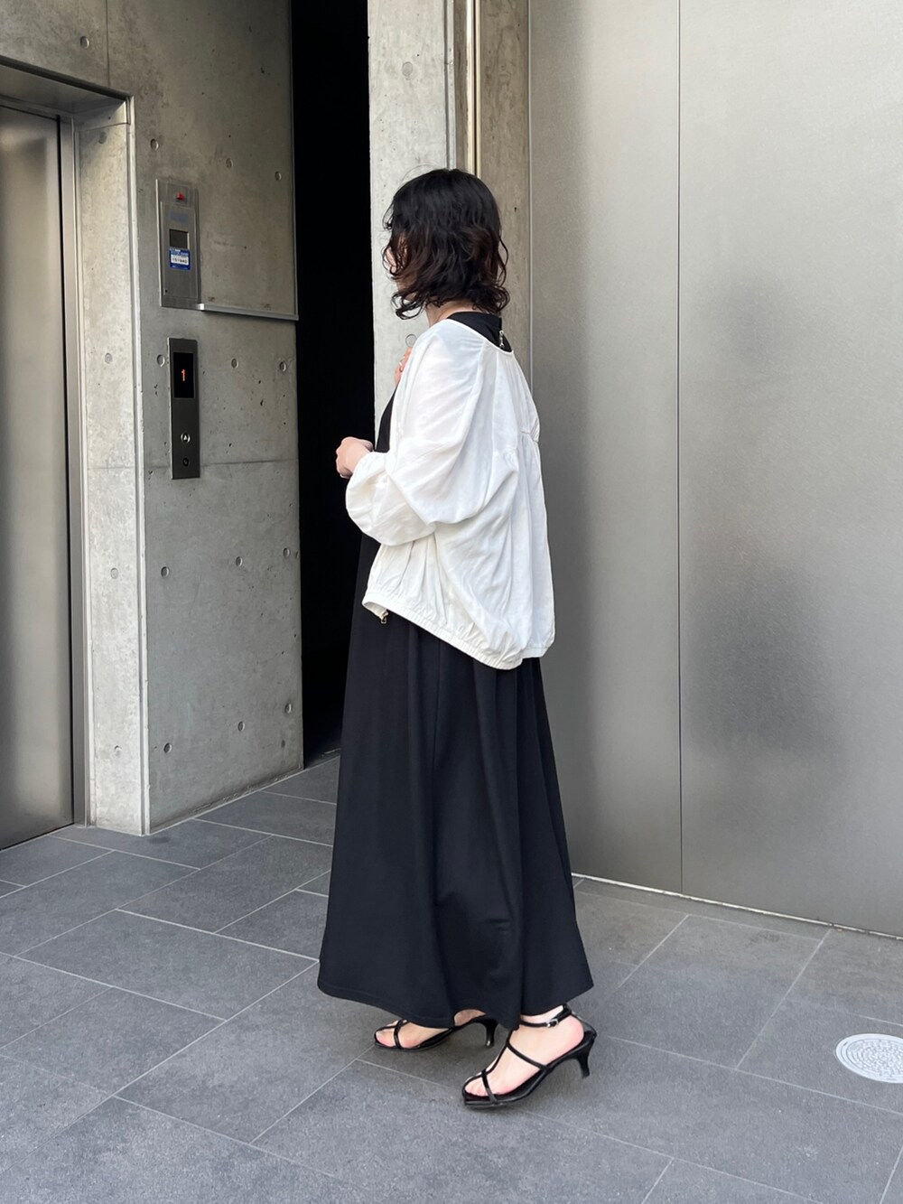 「ショップスタッフのモノトーン、ショップスタッフのスタイルアップ術、ショップスタッフの推しワンピ、お出かけコーデ日記、休日スタイル、ビッグシルエット、オフィスカジュアル、春夏コーデ、モード、初夏コーデ、モノトーン、プチプラ、ショルダーバッグ」｜「Chez toiのショルダータックカットワンピース（ワンピース、ブラック系）」を使った、M a k oさん（レディース・155cm）の春コーディネートの3枚目の写真