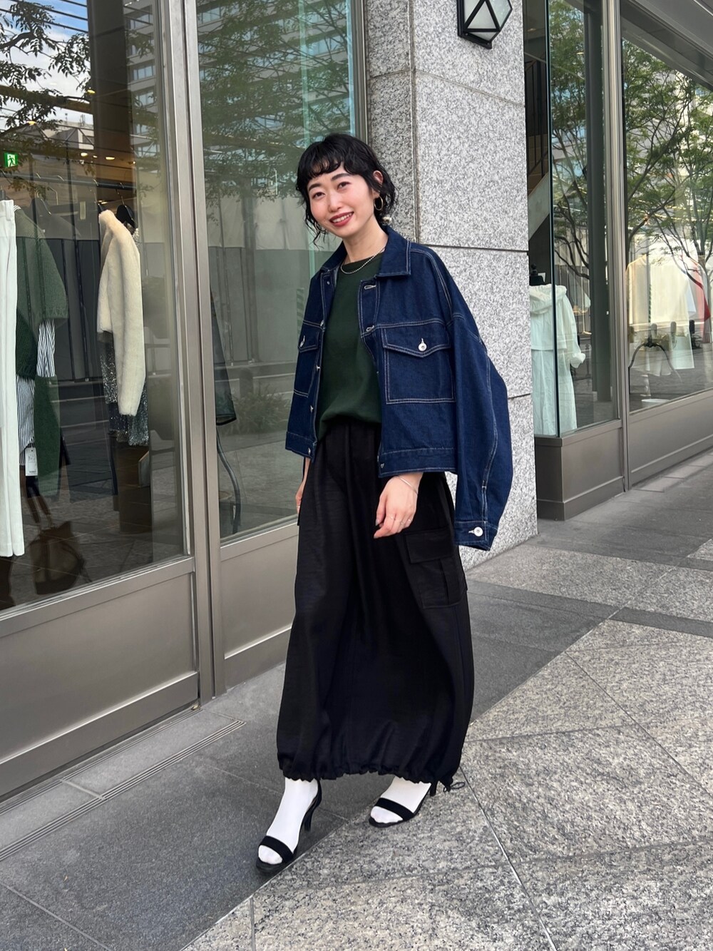 「シンプルコーデ、ロングスカート、休日スタイル、きれいめカジュアル、ニット、モノトーン、ビッグシルエット、レイヤードスタイル、Gジャン、骨格ウェーブ」｜「Croisiereのアイテム（デニムジャケット、ブルー系）」を使った、M a k oさん（レディース・155cm）の秋コーディネートの2枚目の写真