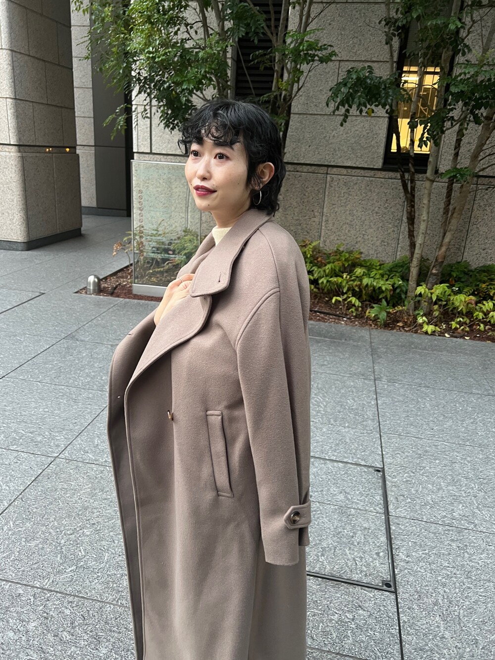 「ニット、レイヤードスタイル、きれいめカジュアル、秋冬コーデ、ビッグシルエット、プチプラ、ロングコート、冬コーデ、トートバッグ、ロングワンピース、タートルネック」｜「Chez toiのステッチ×ライン編地切替プルオーバー（ニット/セーター、ホワイト系）」を使った、M a k oさん（レディース・155cm）の秋コーディネートの3枚目の写真