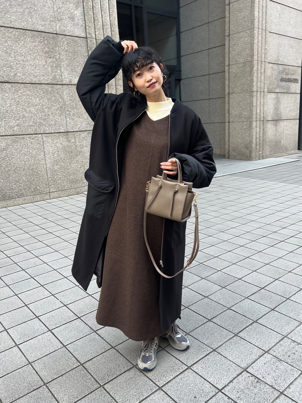 「スタジャン、ビッグシルエット、ニットワンピース、プチプラ、ロングコート、冬コーデ、トートバッグ、タートルネック、モード、ニューバランス、クリスマスに着たい服、きれいめカジュアル、スニーカー、休日コーデ、レイヤードスタイル」｜「Chez toiの生地切替ブルゾンコート（ブルゾン、ブラック系）」を使った、M a k oさん（レディース・155cm）の秋コーディネートの2枚目の写真