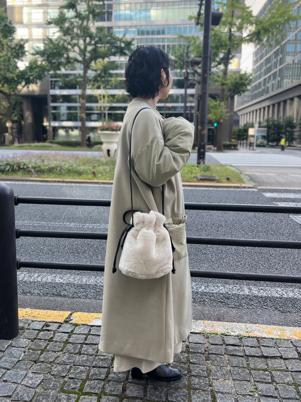 「WEARハロウィン2022、プチプラ、シンプルコーデ、ボストンバッグ、モード、レイヤードスタイル、きれいめカジュアル、スタジャン、モノトーンコーデ、ロングコート、ショートブーツ、コーデュロイ」｜「Chez toiの生地切替ブルゾンコート（ブルゾン、グリーン系）」を使った、M a k oさん（レディース・155cm）の秋コーディネートの3枚目の写真