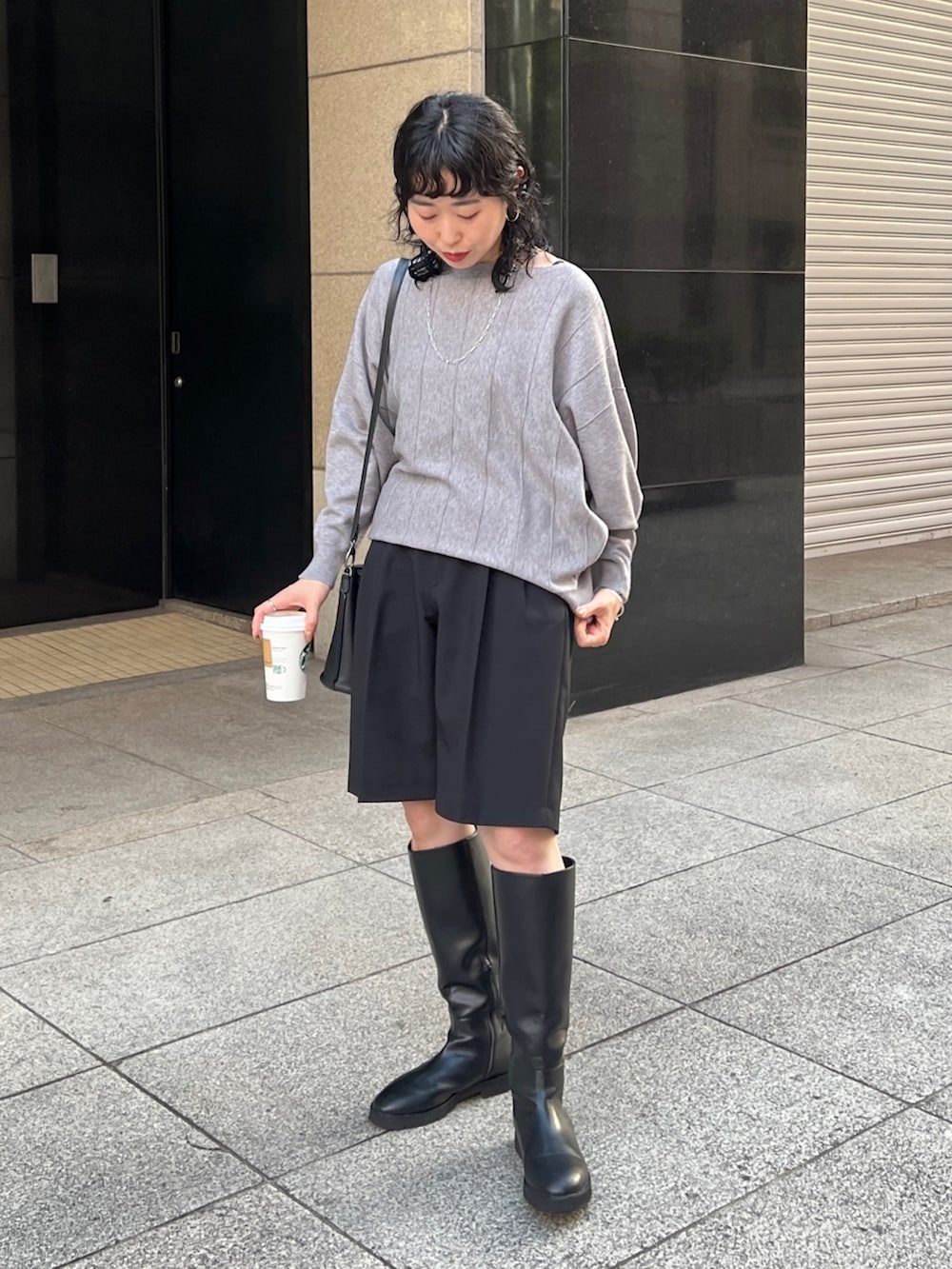「ファッションを楽しもう、ブーツ、モノトーン、ビッグシルエット、お出かけコーデ、きれいめカジュアル、ニット、冬コーデ、ハーフパンツ、骨格ウェーブ」｜「Croisiereのアイテム（ニット/セーター、グレー系）」を使った、M a k oさん（レディース・155cm）の秋コーディネートの2枚目の写真