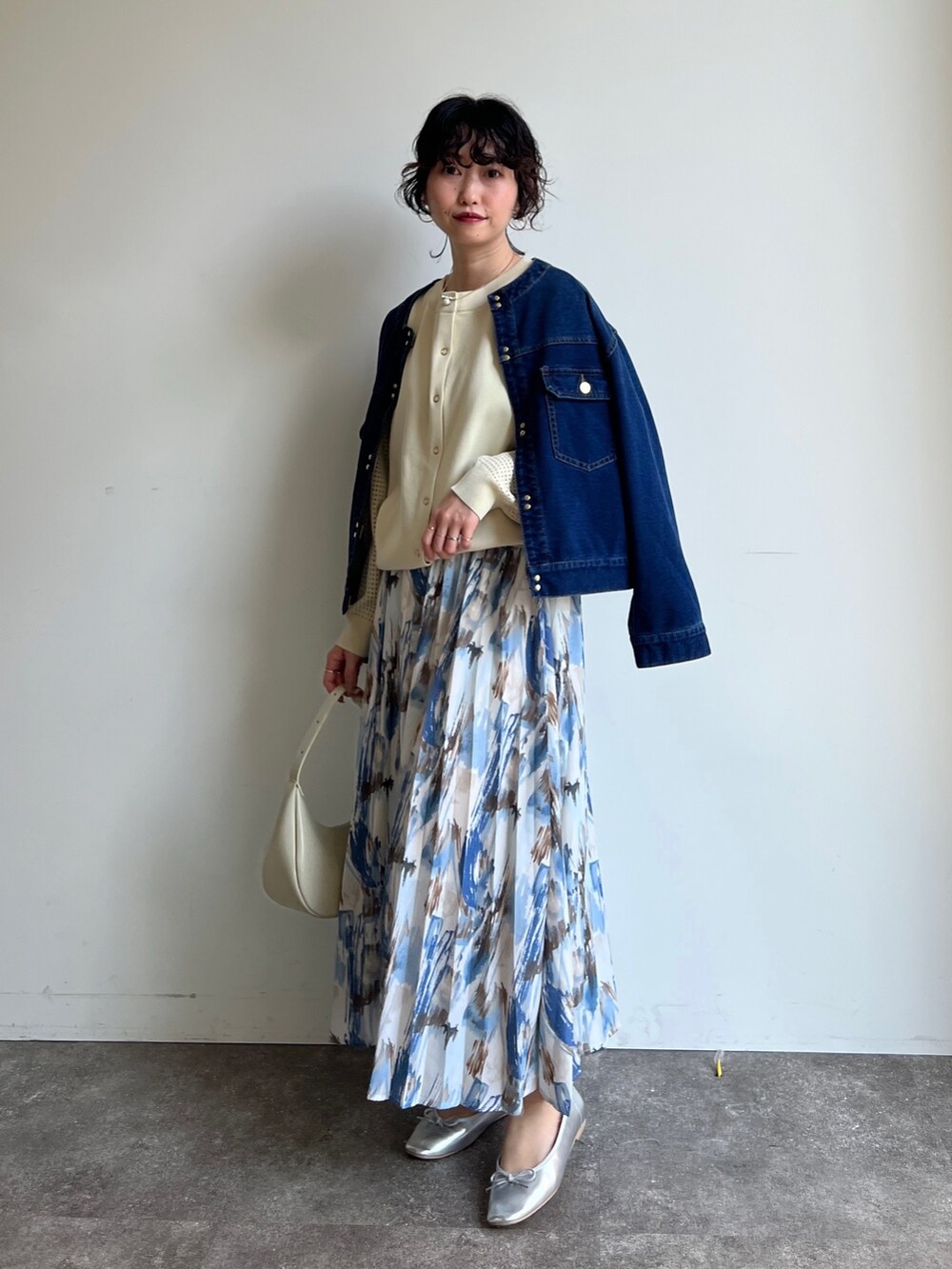 「ほめられ本命コーデ、ショルダーバッグ、ニット、ビビッドカラー、プチプラ、春コーデ、春色、ジャケット、シンプルコーデ、春アウター、きれいめカジュアル、カーディガン、淡色コーデ」｜「Chez toiのゴールドフックノーカラーGジャン（デニムジャケット、ブルー系）」を使った、M a k oさん（レディース・155cm）の冬コーディネートの3枚目の写真