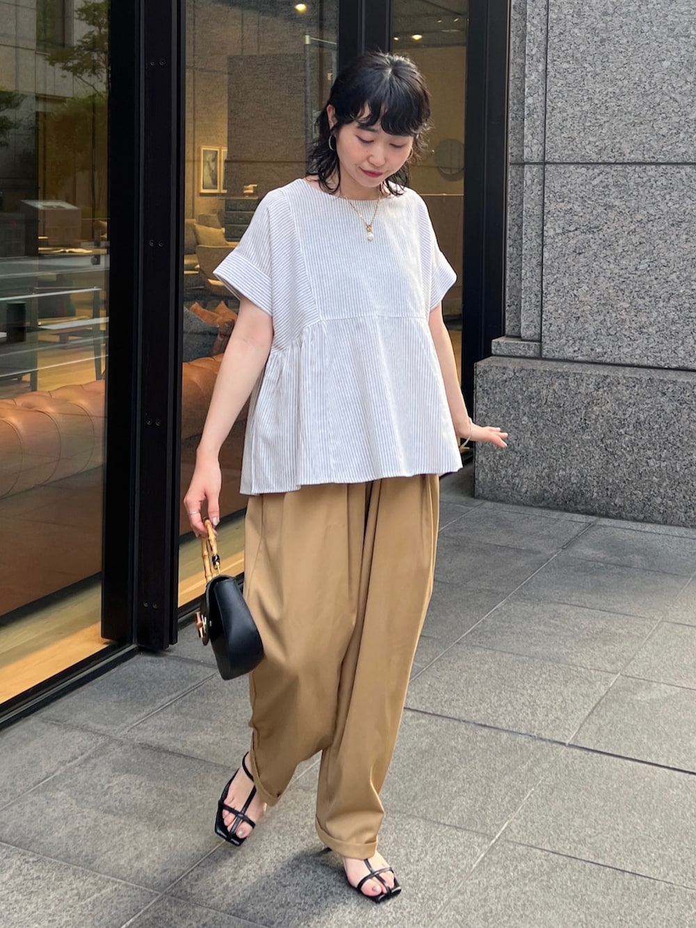 「このスタイルがお気に入り、ショップスタッフの推しトップス、ショップスタッフのおしゃれ配色、シンプルコーデ、ミニバッグ、淡色コーデ、お出かけコーデ、きれいめカジュアル、リネン、モノトーン」｜「Chez toiのサイドシャーリングフレアブラウス（シャツ/ブラウス、ホワイト系）」を使った、M a k oさん（レディース・155cm）の夏コーディネートの2枚目の写真